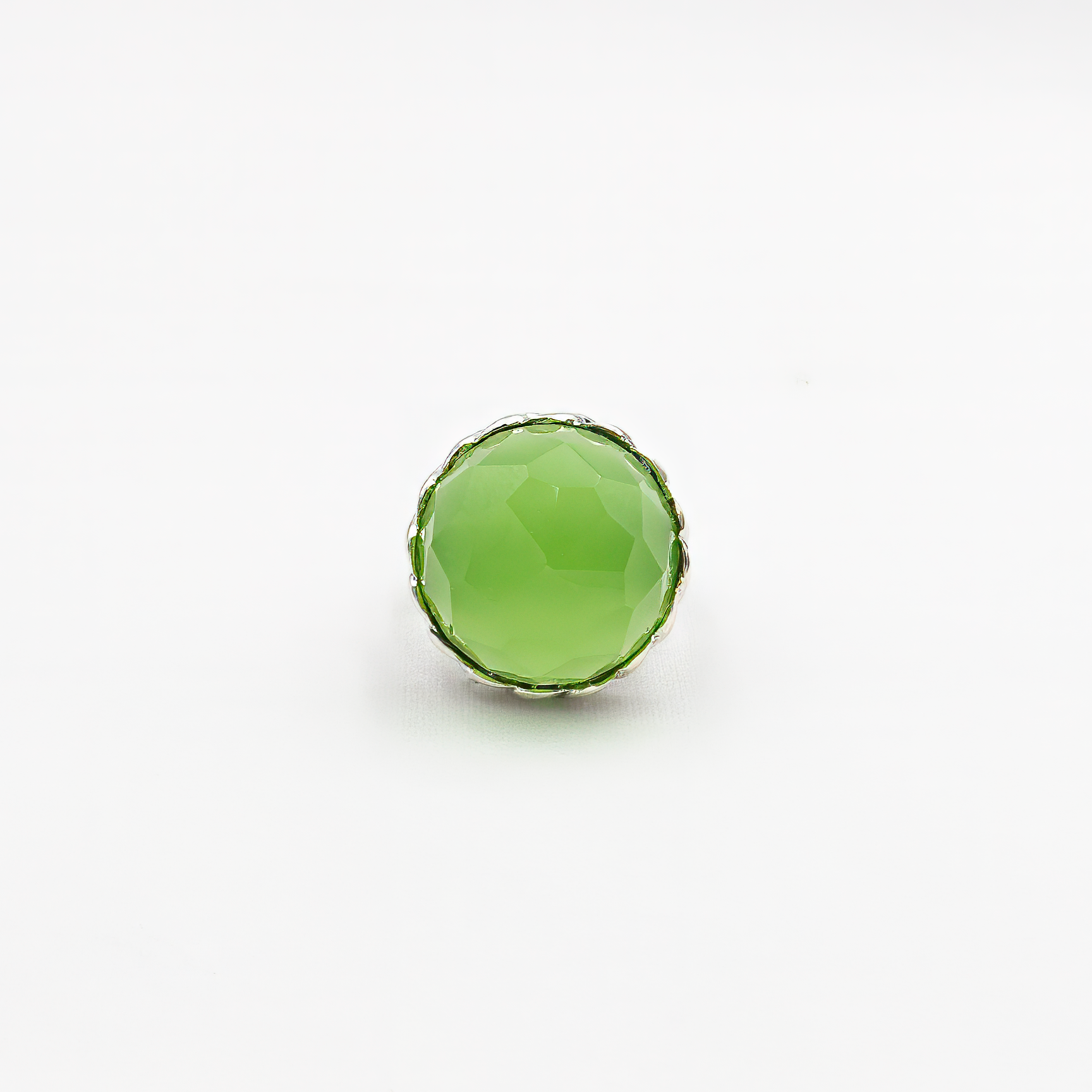 תכשיט כסף בעבודת יד המשולב באבן אופליט ירוקה בצורת אובלית, בעלת גוון טבעי המזכיר יערות לחים וקרני שמש. האבן מלוטשת בגימור חלק המשקף אור בצורה רכה, עם שקיפות חלומית שמשתנה בהתאם לזווית התאורה. הירוק הרך משדר תחושת איזון פנימי, ויוצר תכשיט שמשלב בין עיצוב עדין לנוכחות בולטת. האבן משתלבת בהרמוניה עם גוון הכסף ויוצרת נגיעה עכשווית ביופי טבעי. מתאים למי שאוהבת תכשיטים עם השראה מהטבע, סגנון נשי מרגיע ואסתטיקה אלגנטית וזורמת. מושלם כמתנה עם משמעות או פריט שמשדר עדינות וחוסן.