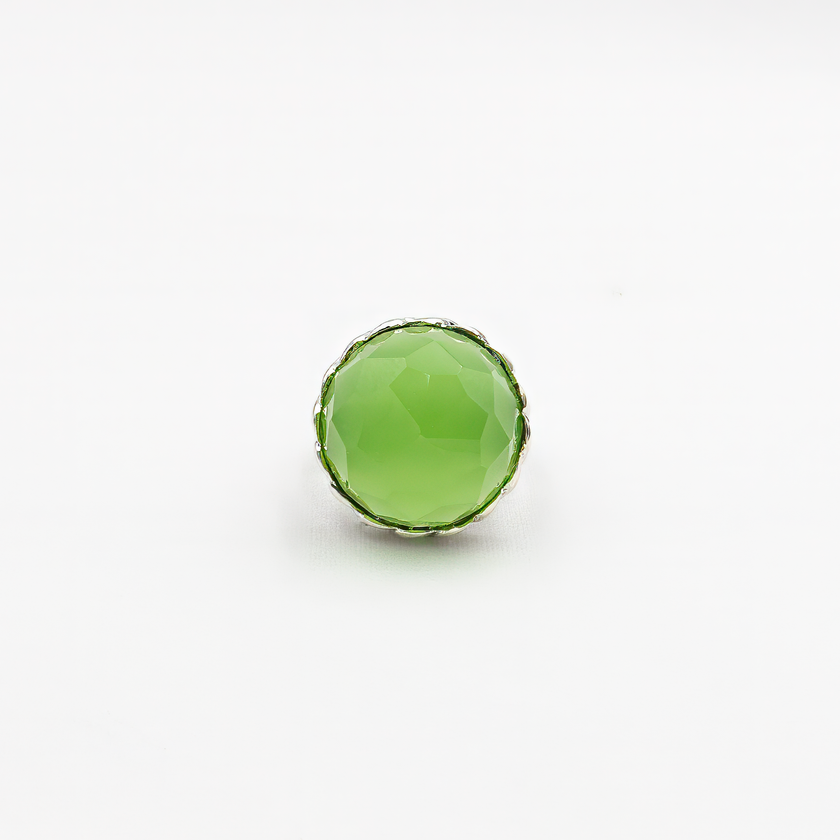 תכשיט כסף בעבודת יד המשולב באבן אופליט ירוקה בצורת אובלית, בעלת גוון טבעי המזכיר יערות לחים וקרני שמש. האבן מלוטשת בגימור חלק המשקף אור בצורה רכה, עם שקיפות חלומית שמשתנה בהתאם לזווית התאורה. הירוק הרך משדר תחושת איזון פנימי, ויוצר תכשיט שמשלב בין עיצוב עדין לנוכחות בולטת. האבן משתלבת בהרמוניה עם גוון הכסף ויוצרת נגיעה עכשווית ביופי טבעי. מתאים למי שאוהבת תכשיטים עם השראה מהטבע, סגנון נשי מרגיע ואסתטיקה אלגנטית וזורמת. מושלם כמתנה עם משמעות או פריט שמשדר עדינות וחוסן.