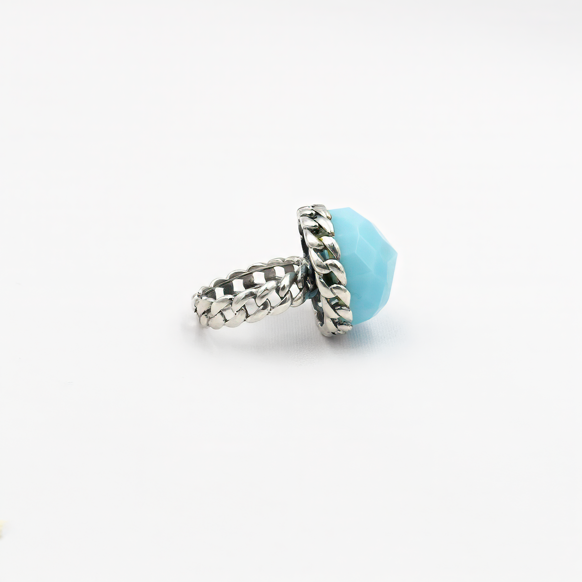 טבעת כסף בעבודת יד, מעוטרת באבן אופליט אובלית בגוון גוון תכלת פנינתי – צבע שמזכיר שמיים רכים או אור על פני המים. האבן מלוטשת בצורה עגולה חלקה, בעלת שקיפות פנינה קלה ואפקט זוהר פנימי שמתחלף לפי התאורה. הטבעת משדרת עידון, רוגע עמוק ונוכחות שמושכת מבטים בלי להתאמץ. שילוב בין מתכת הכסף הקרה לבין הגוון התכול הרך יוצר איזון בין אור ואלגנטיות, בין אלגנטיות לאור טבעי. מתאימה לנשים שמחפשות עדות לאופי – רכה אך מדויקת, רגישה אך חזקה. מושלמת כמתנה עם משמעות, פריט יומיומי עם קסם רגוע, או כתכשיט לאירוע חגיגי באווירה רגוע