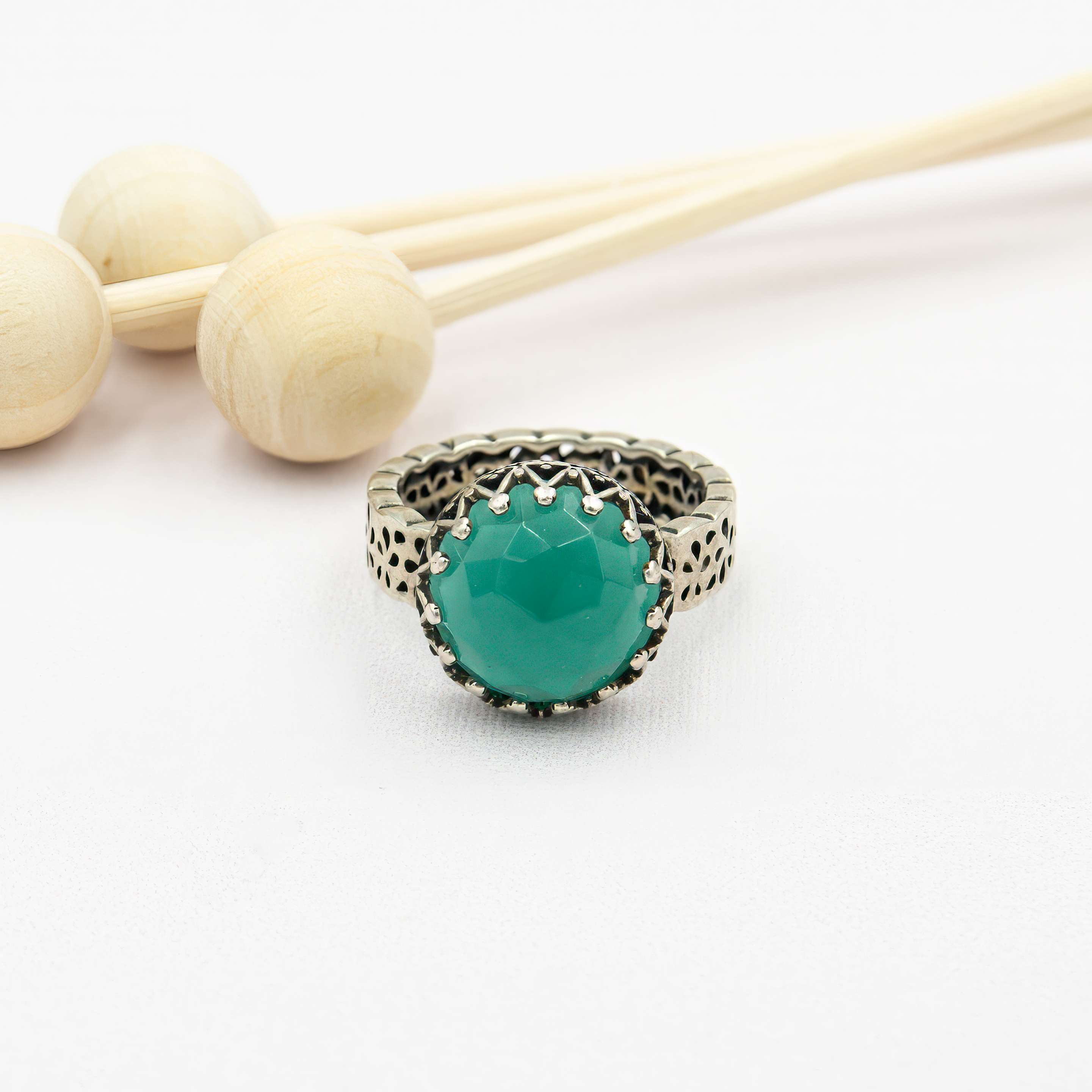 טבעת כסף בשלוב אבני אופליט ירוקה