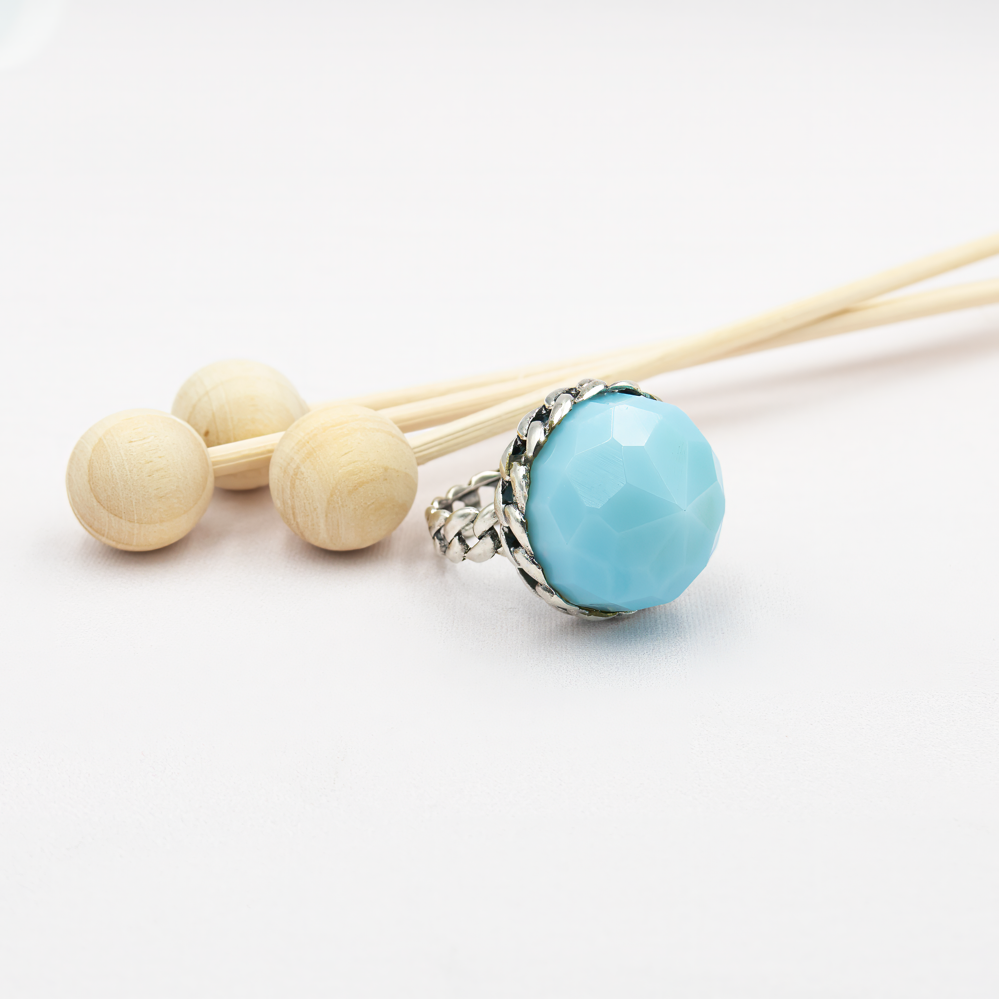 טבעת כסף בעבודת יד, משולבת באבן אופליט אובלית בגוון כחול שמימי – צבע שמזכיר שמיים רכים או אור על פני המים. האבן מלוטשת בצורה עגולה חלקה, בעלת שקיפות פנינה קלה ואפקט זוהר פנימי שמתחלף לפי התאורה. הטבעת משדרת עידון, שלווה רגישה ונוכחות שמושכת מבטים בלי להתאמץ. שילוב בין מתכת הכסף הקרה לבין הגוון התכול הרך יוצר איזון בין עוצמה ועדינות, בין אלגנטיות לאור טבעי. מתאימה לנשים שמחפשות השתקפות פנימית – רכה אך מדויקת, רגישה אך חזקה. מושלמת כמתנה עם משמעות, פריט יומיומי עם קסם רגוע, או כתכשיט לאירוע חגיגי באווירה רגוע