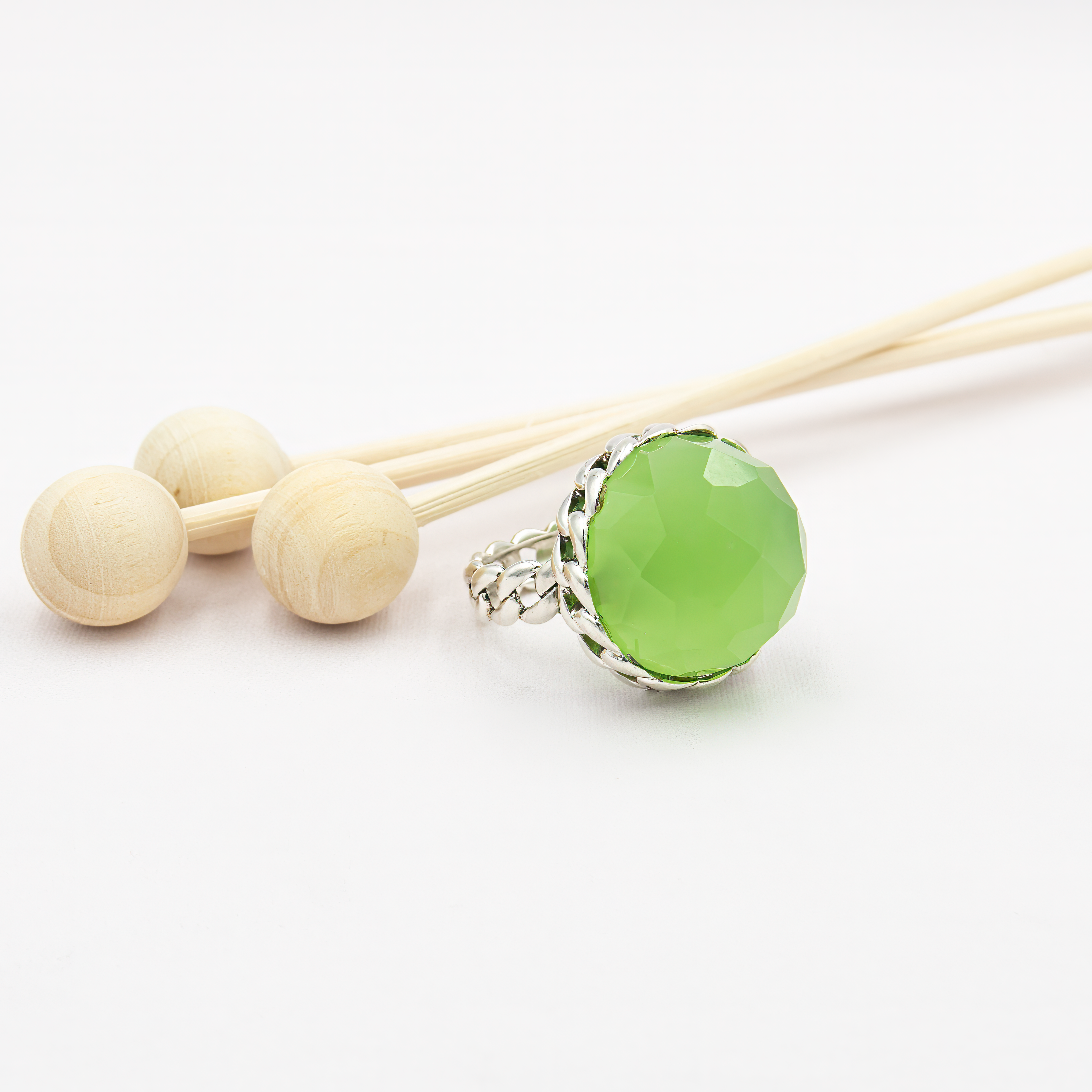תכשיט כסף בעבודת יד הכולל באבן אופליט ירוקה בצורת אובלית, בעלת גוון טבעי המזכיר טבע ירוק, שלו ועמוק. האבן מלוטשת בגימור חלק המשקף אור בצורה רכה, עם ברק רך שמשתנה בהתאם לזווית התאורה. הירוק הרך משדר תחושת איזון פנימי, ויוצר תכשיט שמשלב בין עיצוב עדין לנוכחות בולטת. האבן משתלבת בהרמוניה עם גוון הכסף ויוצרת שילוב בין עבר להווה. מתאים למי שאוהבת תכשיטים עם השראה מהטבע, סגנון נשי מרגיע ואסתטיקה אלגנטית וזורמת. מושלם כמתנה עם משמעות או נגיעה אישית לאאוטפיט יומי.
