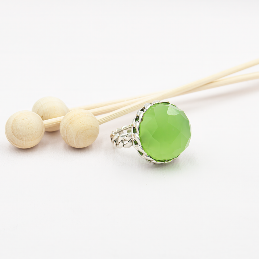תכשיט כסף בעבודת יד הכולל באבן אופליט ירוקה בצורת אובלית, בעלת גוון טבעי המזכיר טבע ירוק, שלו ועמוק. האבן מלוטשת בגימור חלק המשקף אור בצורה רכה, עם ברק רך שמשתנה בהתאם לזווית התאורה. הירוק הרך משדר תחושת איזון פנימי, ויוצר תכשיט שמשלב בין עיצוב עדין לנוכחות בולטת. האבן משתלבת בהרמוניה עם גוון הכסף ויוצרת שילוב בין עבר להווה. מתאים למי שאוהבת תכשיטים עם השראה מהטבע, סגנון נשי מרגיע ואסתטיקה אלגנטית וזורמת. מושלם כמתנה עם משמעות או נגיעה אישית לאאוטפיט יומי.