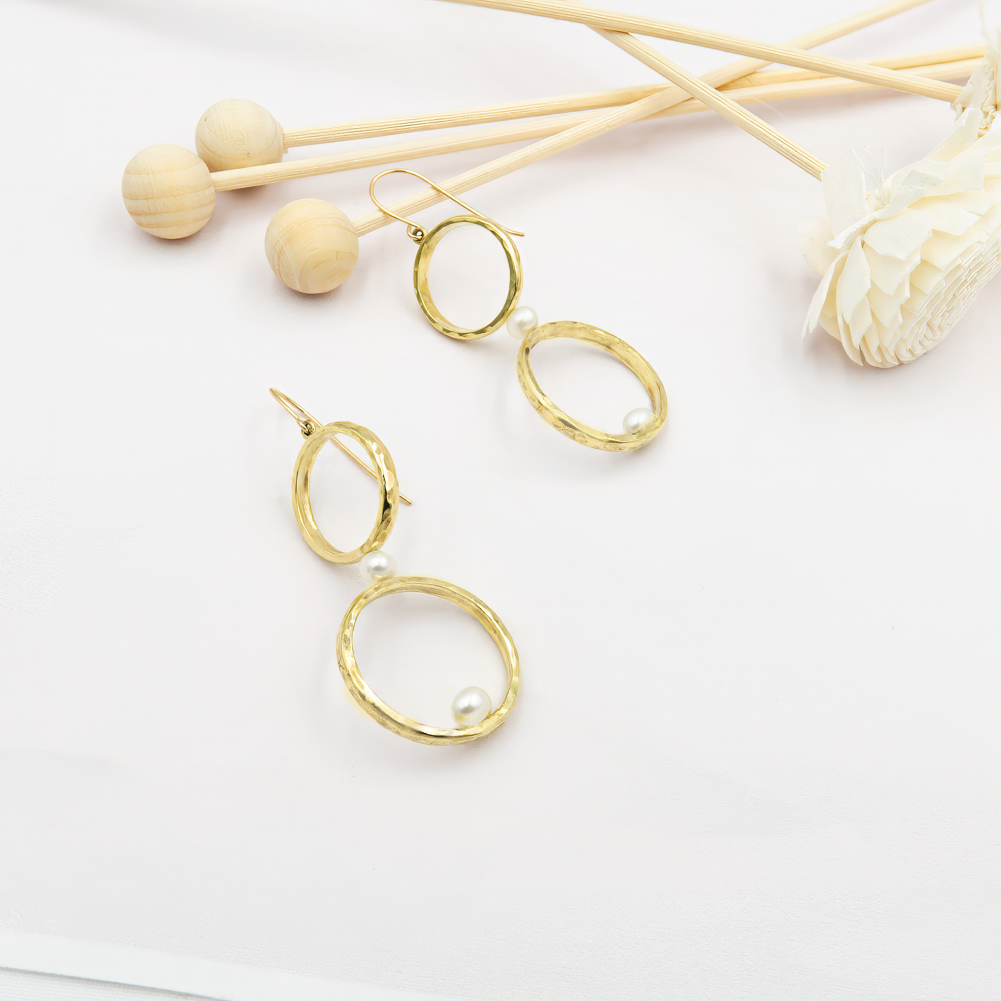 עגילים תלויים מכסף סטרלינג משולבים בפנינים לבנות קלאסיות בעיצוב רך ונשי. הפנינים משתלשלות בעדינות על גבי וו כסף דק ומעניקות מראה נקי, אלגנטי ועל-זמני. מושלמים לכלה, לאירוע מיוחד או למראה יומיומי עם טאץ' של יוקרה שקטה. מתאימים לנשים שמחפשות עגילים שמשלבים קלאסיקה עם תחכום מודרני.

