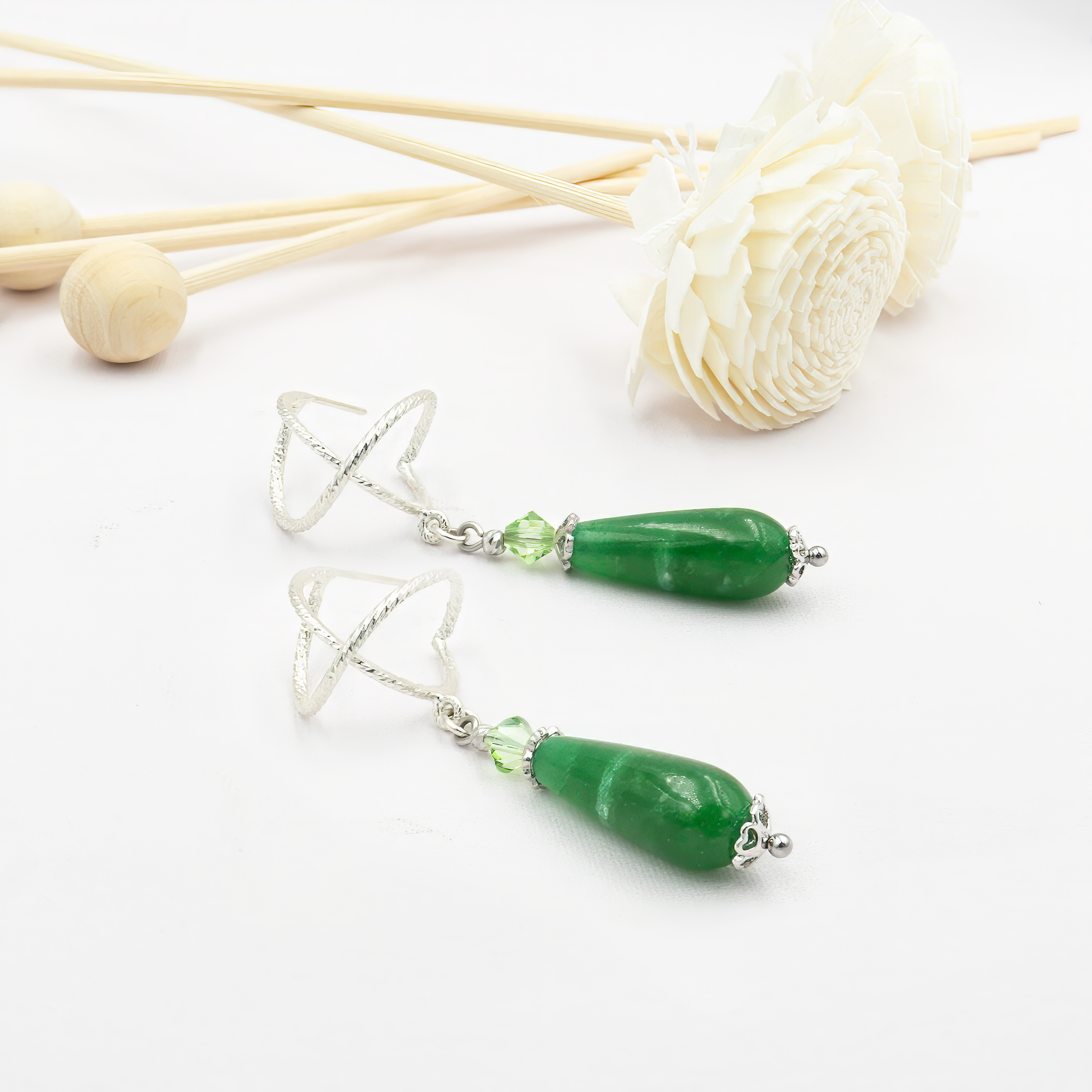 עגילי כסף מעוצבים בעבודת יד עם אגת ירוקה – תכשיט שמשלב בין עוצמה טבעית לעיצוב נשי ורך. האגת הירוקה מסמלת צמיחה, איזון והתחדשות, והגוונים שלה משתנים בין ירוק עלים רענן לירוק מעושן עדין. עיצוב העגיל מדגיש את יופייה של האבן ויוצר תכשיט שמתאים גם ליום וגם לערב. עגילים קלילים, נעימים לענידה ומושלמים לנשים שמחפשות סטייל איכותי עם נגיעה מן הטבע.

