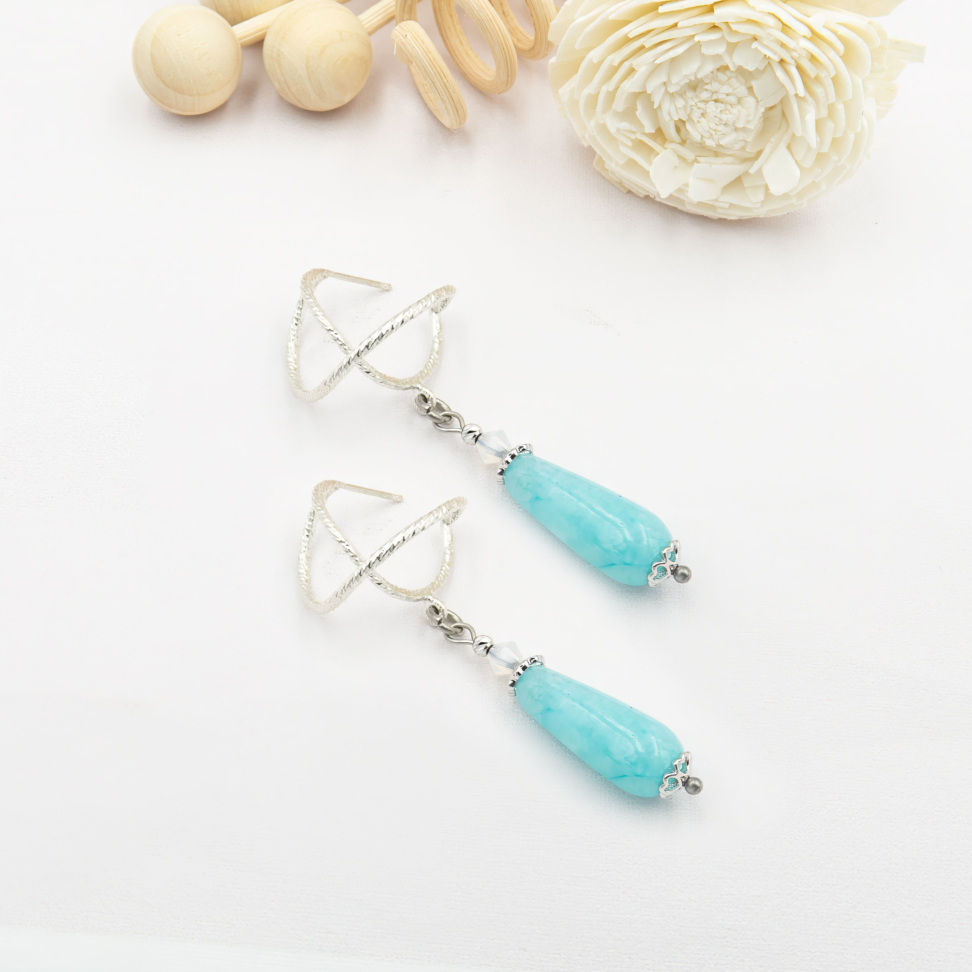 עגילי כסף מעוצבים בעבודת יד עם אבן אמזונייט בגוון טורקיז-ירקרק טבעי – תכשיט מרהיב שמשלב עיצוב עכשווי עם אנרגיה מרגיעה וקסומה. האמזונייט, הידועה כאבן של שלווה וביטוי אישי, מוסיפה טאץ' צבעוני, רענן ורך. העיצוב הייחודי מעניק לעגיל נוכחות נשית, מקורית ונעימה לעין. מתאימים ליום-יום או לאירועים מיוחדים, למי שאוהבת תכשיטים עם משמעות פנימית וסגנון מודרני.

