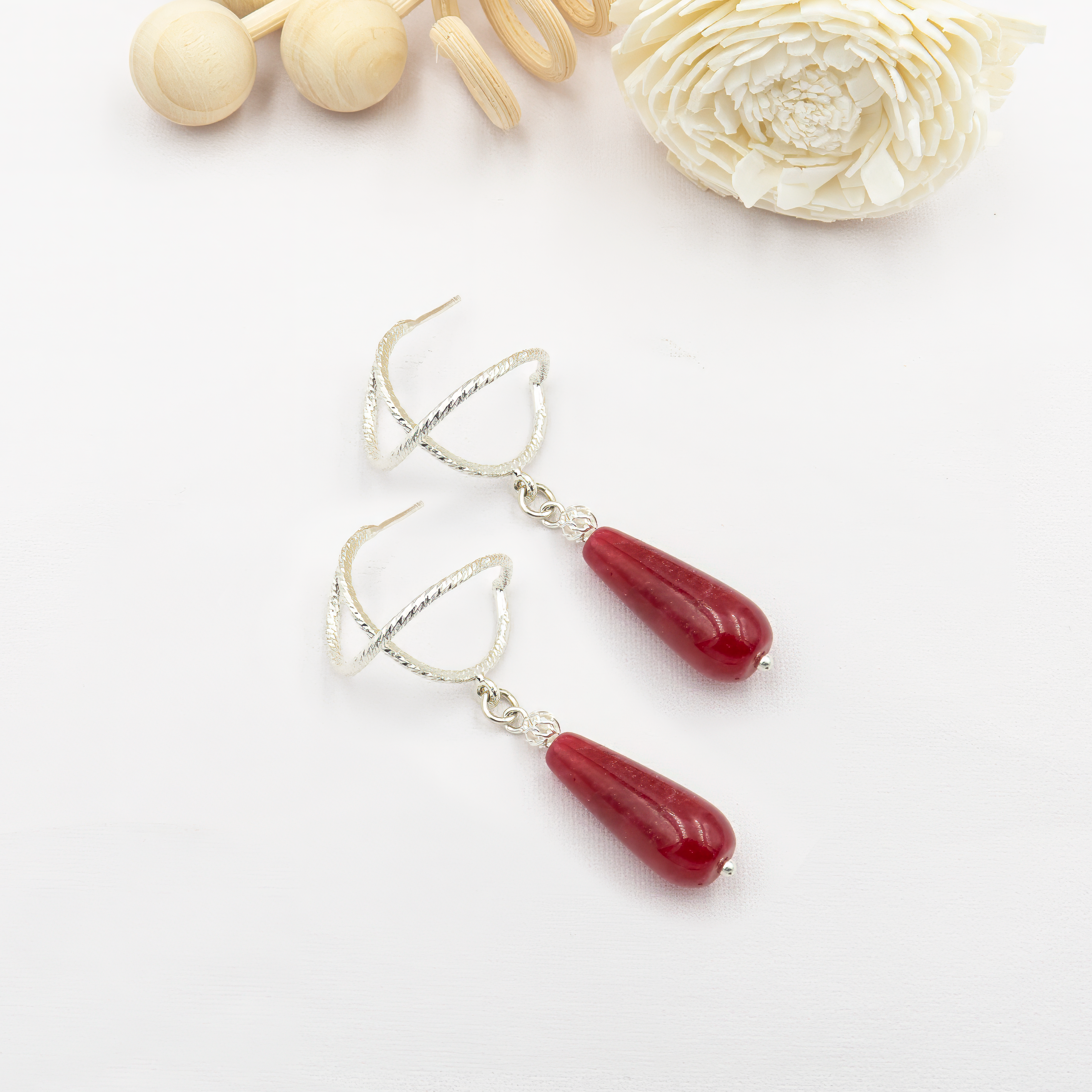 עגילי כסף בעבודת יד עם אבן אגת אדום – תכשיט נועז ובעל נוכחות, המשלב עיצוב אומנותי עם עוצמה צבעונית. האגת האדומה מביאה איתה אנרגיה חמה, ביטחון עצמי וחיוניות, והיא משתלבת בצורה מושלמת עם גימור הכסף הקריר ליצירת ניגוד מרתק. מתאימים לנשים שאוהבות להביע את עצמן דרך תכשיטים בעלי אופי. העגילים קלילים ונוחים, מתאימים ליום או ערב – בחירה נפלאה כמתנה עם נוכחות או כפינוק עוצמתי לעצמך.

