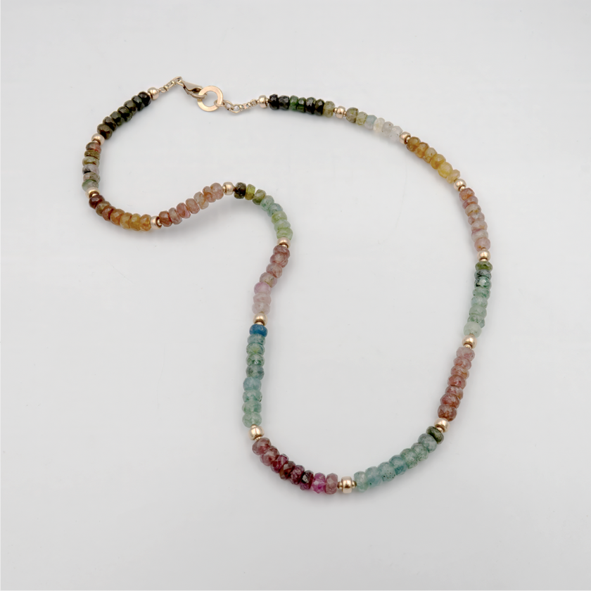 שרשרת טורמלין יוקרתית בעבודת יד, עם חרוזים בגווני קשת טבעית – ורודים, כחולים, ירוקים, צהובים ועוד – מעוטרת בחרוזי זהב 14 קראט. שילוב מושלם בין צבעוניות עדינה, איכות גבוהה ונראות מתוחכמת. התכשיט מתאים במיוחד לנשים שמחפשות ייחודיות, עידון ונוכחות בלי להכביד. כל טורמלין מביא עמו אנרגיה שונה – איזון רגשי, חמלה, הגנה – מה שהופך את השרשרת למתנה עם משמעות. ללבוש לבד או בשכבות, תמיד תרגישי מיוחדת.