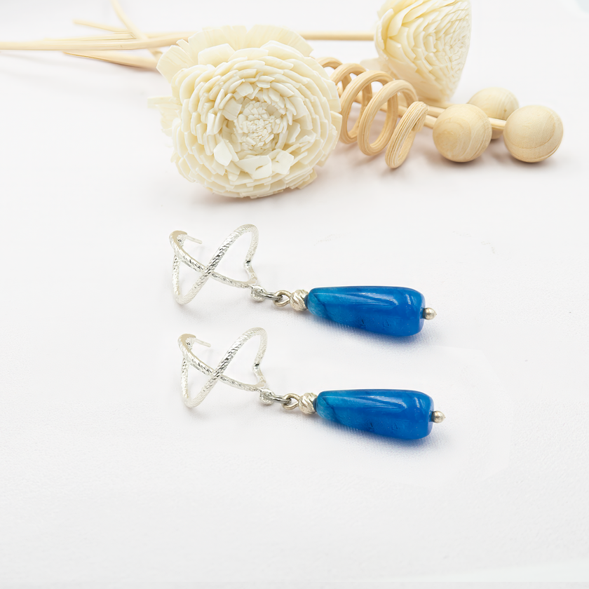 עגילי כסף סטרלינג 925 עם אגת כחולה בגוון שמיים – תכשיט מעודן שמשדר שקט, חופש ואצילות טבעית. האבן משתלבת עם גימור הכסף ליצירת מראה רענן וייחודי. מתאימים לנשים שמעדיפות עגילים בעיצוב עדין אך עם אמירה. מתנה נהדרת ליום הולדת, חג או לעצמך.

