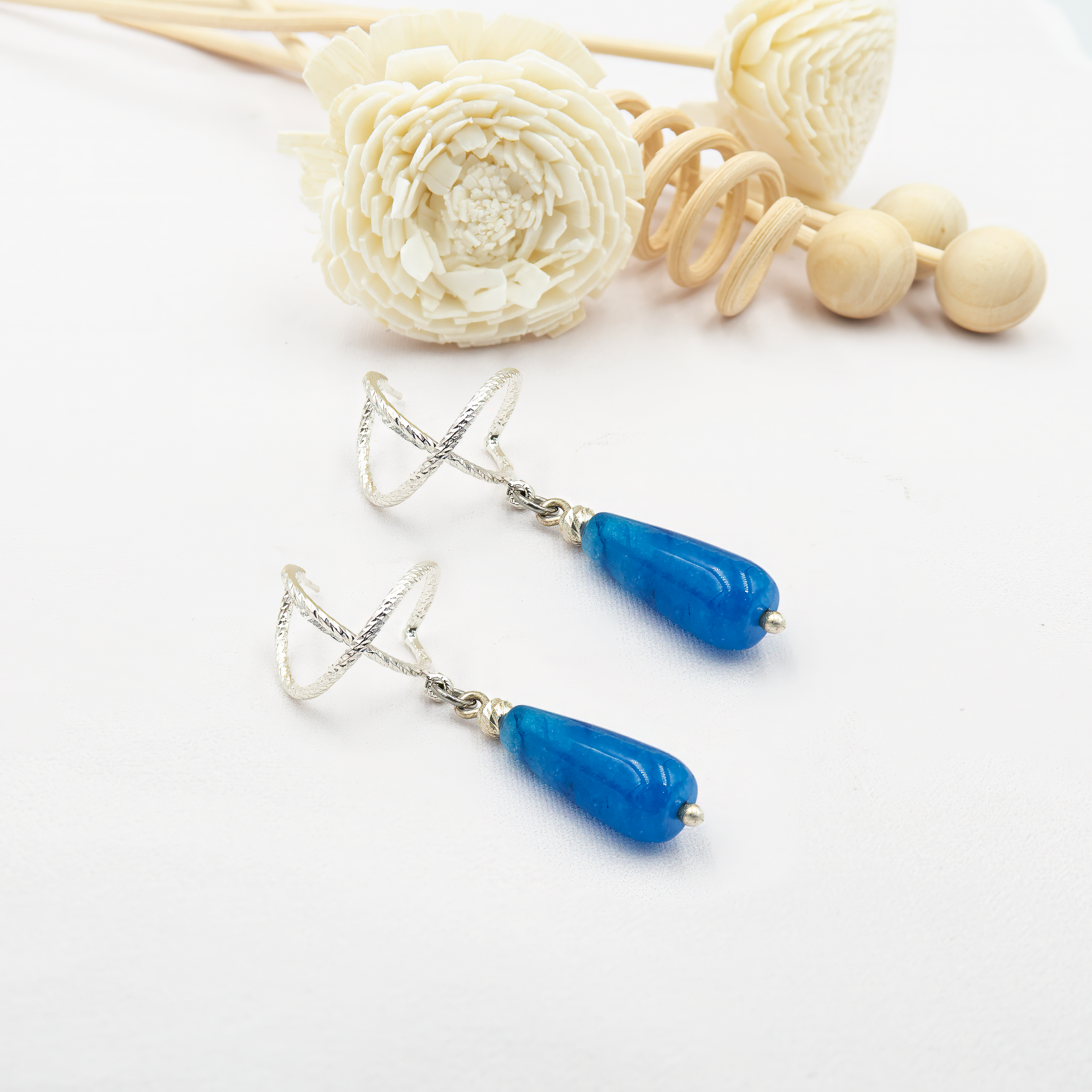 עגילי כסף מעוצבים עם אגת כחולה טבעית – תכשיט אלגנטי ומלא עומק. גוון האבן נע בין תכלת לים עמוק, ומשלב תחושת רוגע, חיבור לרגש ונוכחות שקטה. עיצוב הכסף מחמיא לקווי הפנים ומוסיף תחושת זרימה טבעית. עגילים מושלמים לנשים שאוהבות תכשיטים בעלי משמעות ואסתטיקה הרמונית.

