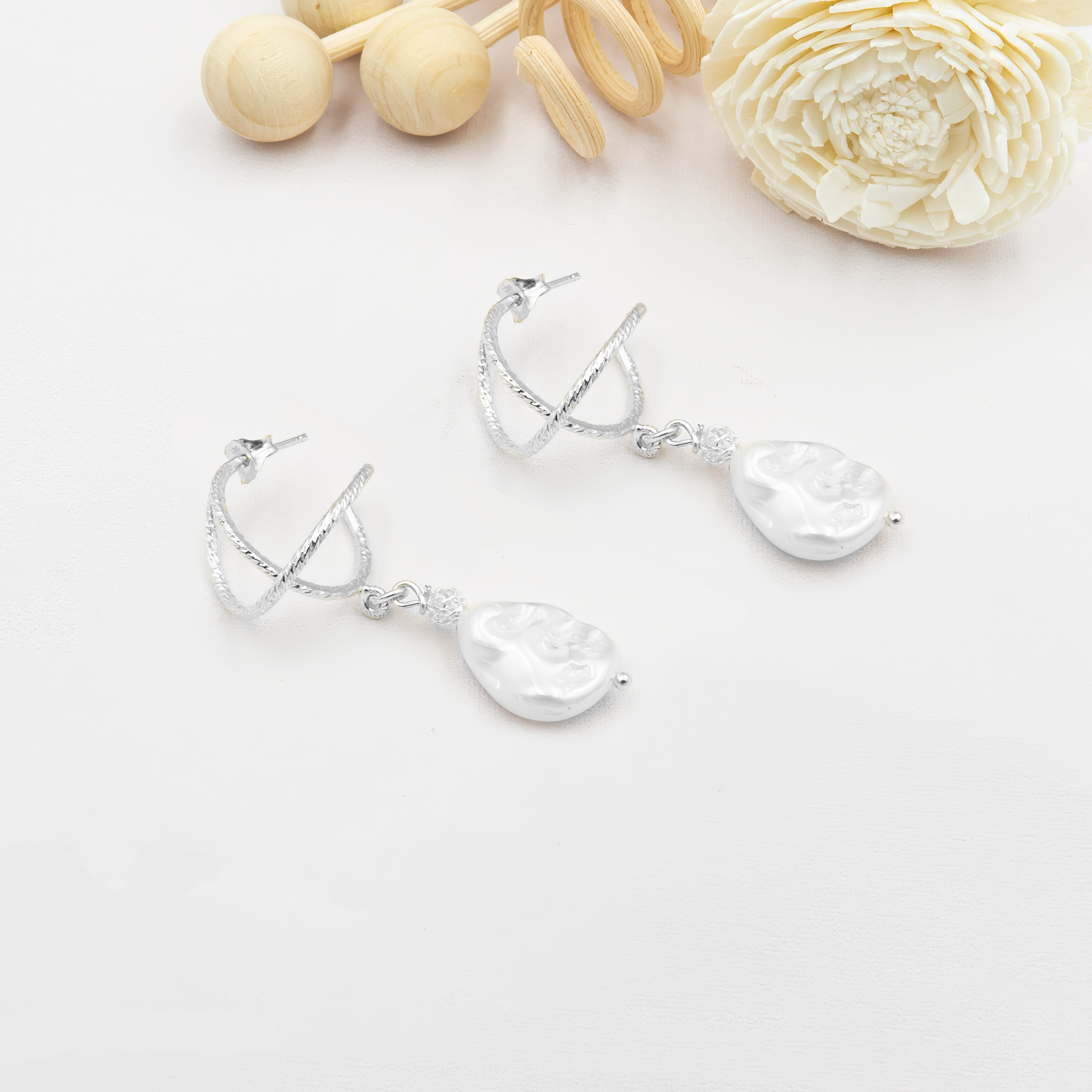 עגילי אומגה מכסף סטרלינג 925 עם פנינה ברוק מלאכותית – שילוב של רוך נשי עם עיצוב אלגנטי ונוח. הפנינה הברוקית יוצרת מראה טבעי, חמים ולא מתאמץ, אידיאלי לנשים שמחפשות תכשיט בעיצוב מעודן עם נוכחות. העגילים קלים, מתאימים לעור רגיש ומעניקים מראה רומנטי ונקי. תכשיט שמתאים גם לכלות וגם לשימוש יומיומי מוקפד.

