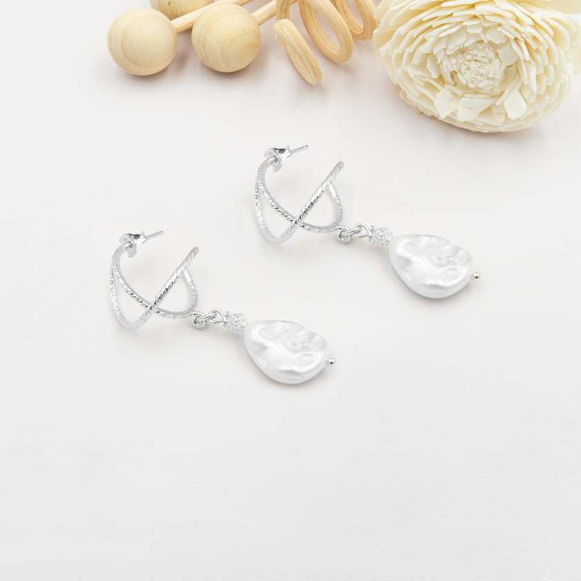 עגילי אומגה מכסף סטרלינג 925 עם פנינה ברוק מלאכותית – שילוב של רוך נשי עם עיצוב אלגנטי ונוח. הפנינה הברוקית יוצרת מראה טבעי, חמים ולא מתאמץ, אידיאלי לנשים שמחפשות תכשיט בעיצוב מעודן עם נוכחות. העגילים קלים, מתאימים לעור רגיש ומעניקים מראה רומנטי ונקי. תכשיט שמתאים גם לכלות וגם לשימוש יומיומי מוקפד.

