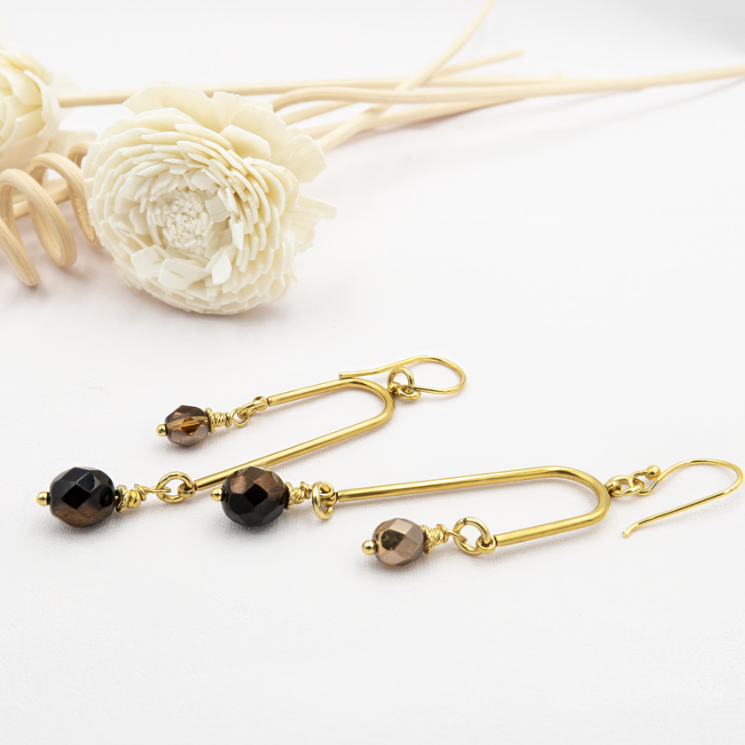 עגילים בעבודת יד עם קריסטל שוקולד בגוון עמוק וזוהר, תלוי משרשרת או וו מתכת עדין. מושלמים לנשים שאוהבות עיצובים נקיים אך עם נוכחות צבעונית יוצאת דופן. גוון השוקולד משדר חמימות, סטייל ובשלות. מתנה מיוחדת לאוהבות תכשיטים עם טוויסט מתוחכם וטבעי.

