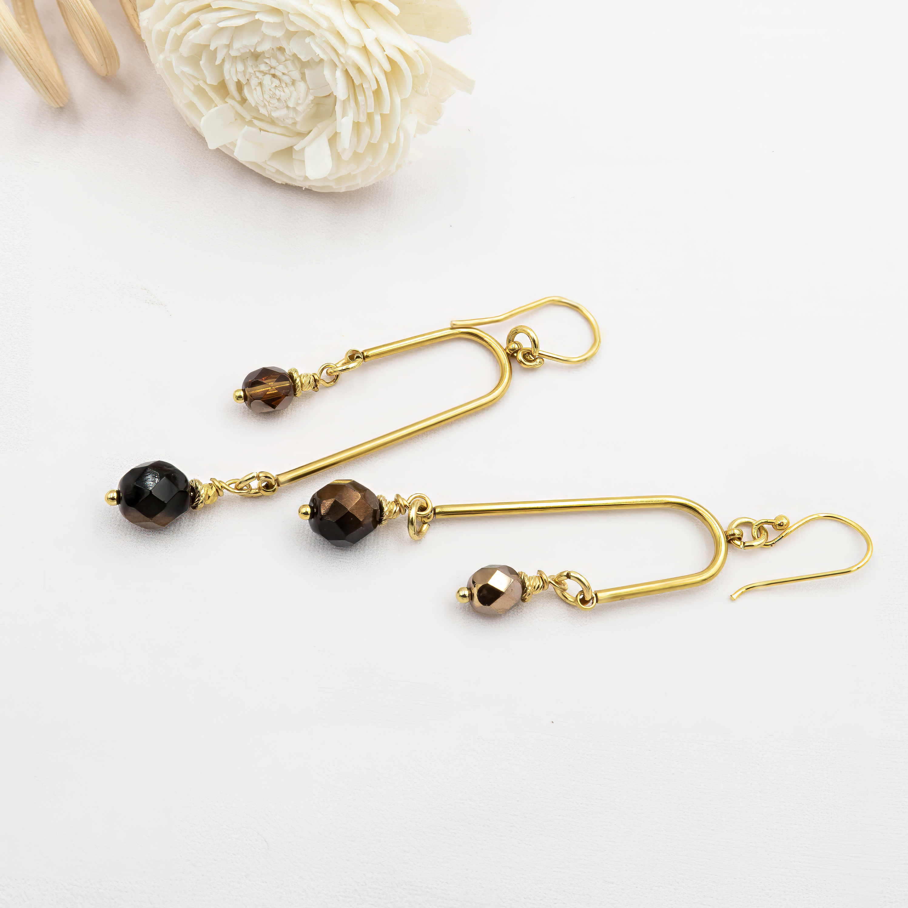 עגילים תלויים בעיצוב אלגנטי עם קריסטל בגוון שוקולד חם ומבריק. האבן משתלשלת בעדינות ויוצרת תנועה רכה ואלגנטית. מתאימים למראה ערב מתוחכם או לשדרוג יומיומי עם נגיעה חמימה של צבע. הגוון העשיר של הקריסטל מעניק תחושת עומק ואלגנטיות שקטה, ומתאים במיוחד לעונות הסתיו והחורף.

