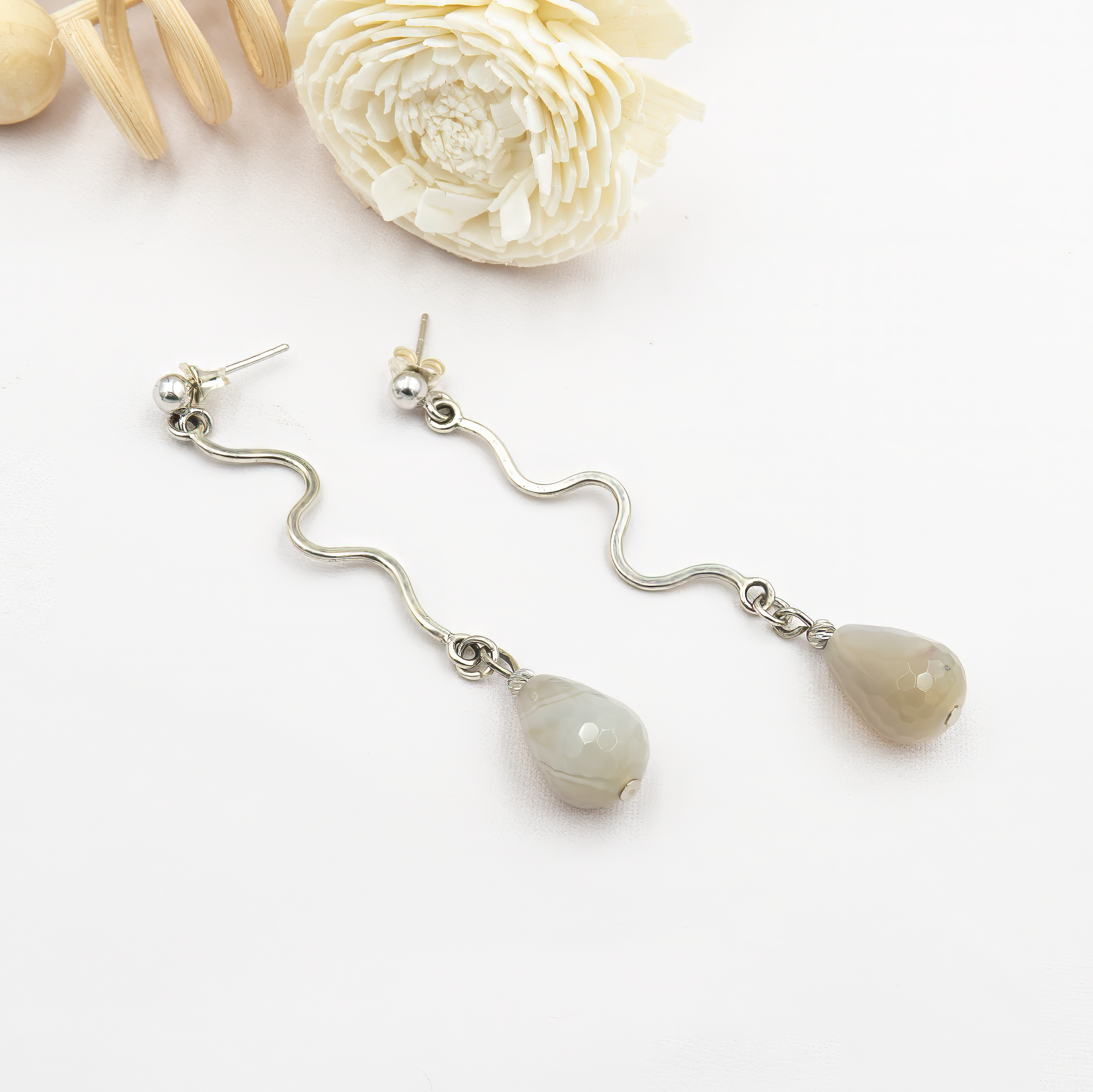 עגילי כסף ארוכים בעבודת יד עם אבן אגת אפור טבעית – תכשיט שמשלב בין אלגנטיות מודרנית לנוכחות שקטה. האגת האפורה מעניקה מראה מעודן וניטרלי, ומתאימה לכל צבעי הלבוש ולכל עונות השנה. העיצוב הארוך יוצר קווים מאורכים שמחמיאים לפנים ומוסיפים טאץ' של תחכום. אידיאלי לנשים שמעדיפות תכשיטים עדינים אך בעלי אופי. מתנה נהדרת למישהי שאוהבת עיצוב מינימליסטי עם עומק ואיזון.

