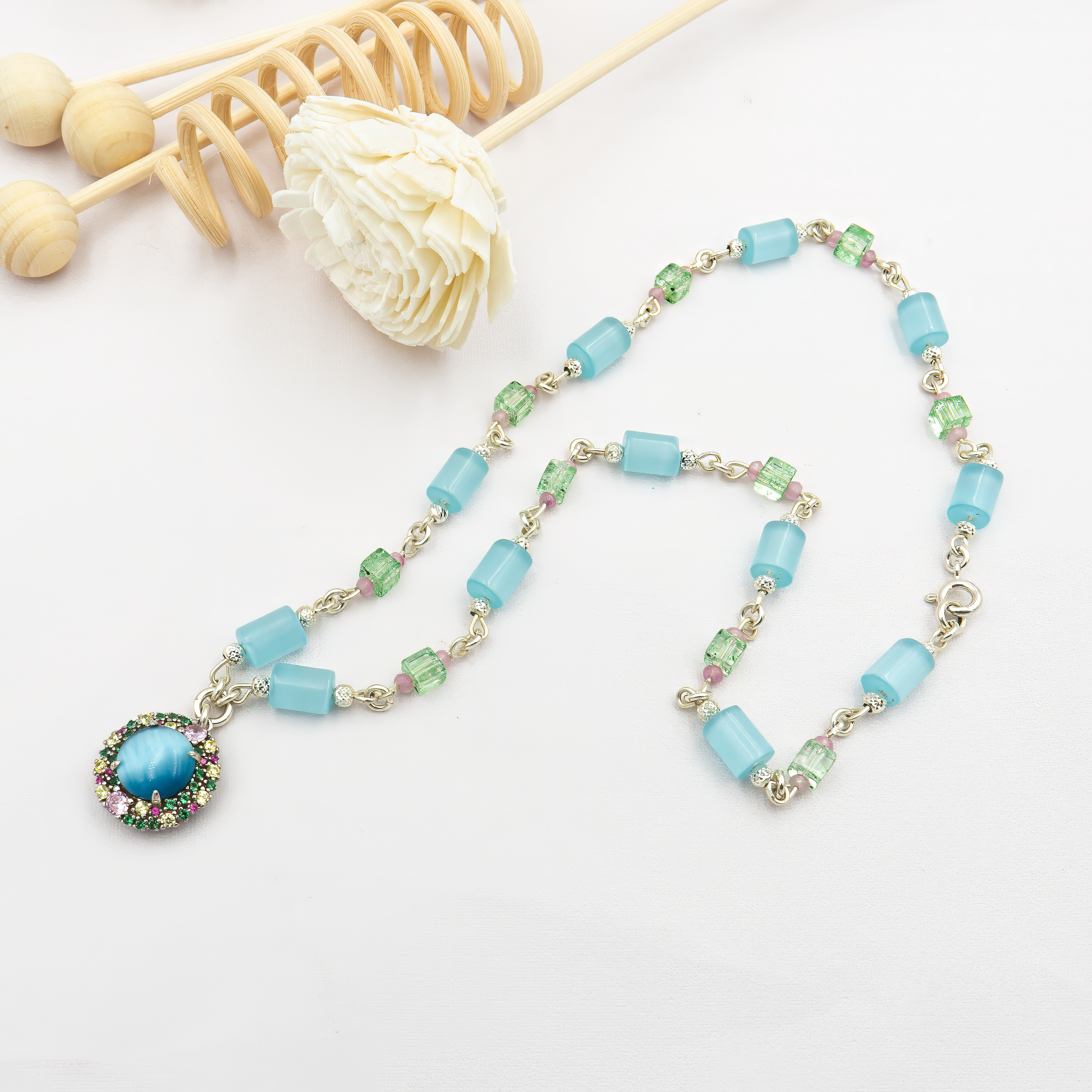 תכשיט שמתאים לכל גיל – תכלת מרגיע עם פרח עדין שיכול להשתלב נהדר עם שמלה קלילה או חולצה לבנה. מתאימה ליום-יום, לפגישות או כמתנה נעימה עם מסר עדין של אהבה לטבע.