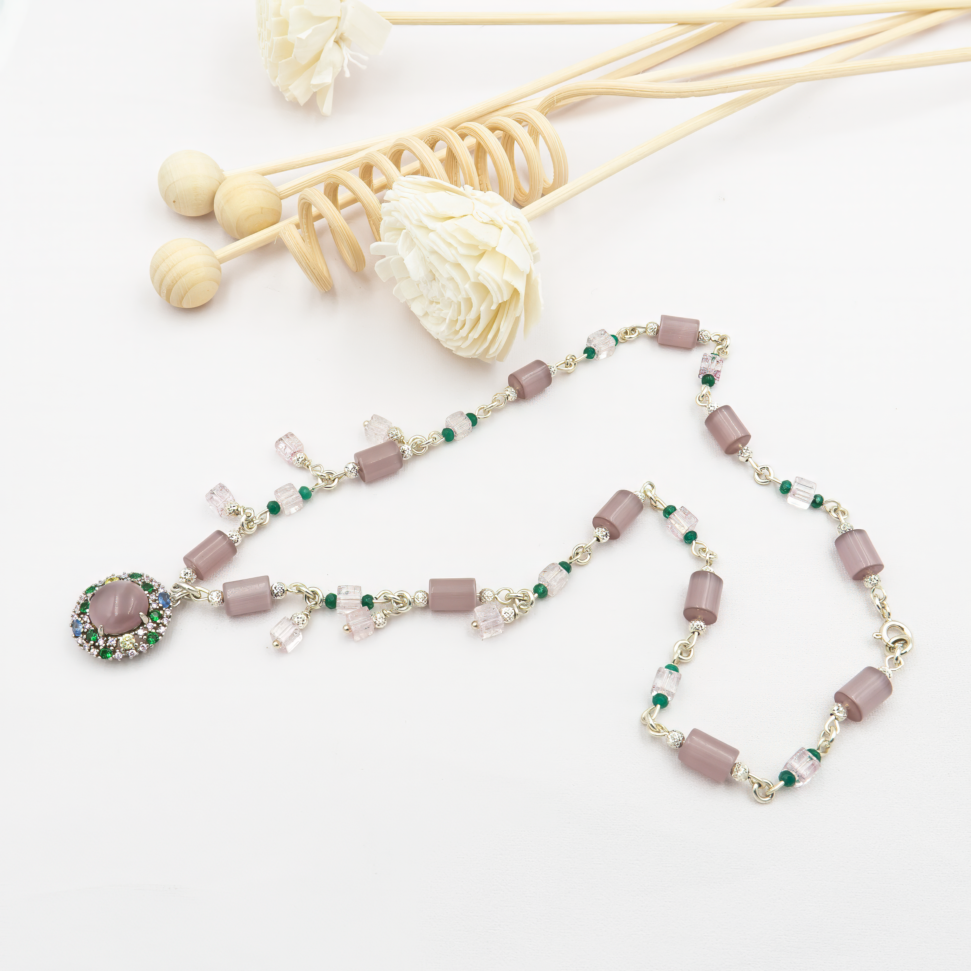 שרשרת אבנים ורודות עם אפקט עין חתול – משחקי האור והברק יוצרים מראה חי, נשי וקסום שמתאים לכל עונה. האבן נבחרה בקפידה בשל הגוון שלה והיכולת להחזיר אור בצורה רכה ומסתורית.