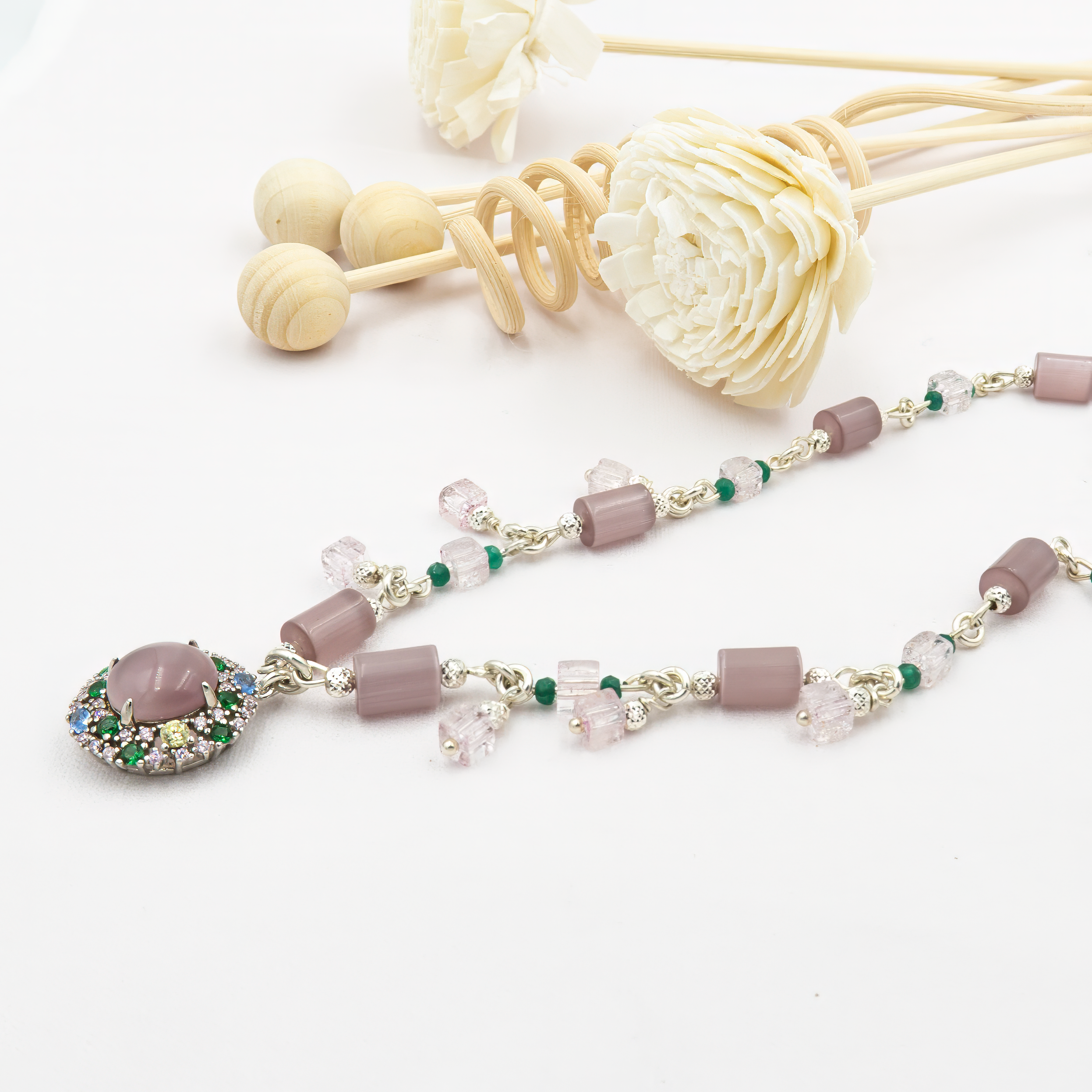 שרשרת ורדרדה עם נצנוץ חתולי ייחודי – נוכחות עדינה אך בלתי נשכחת. אבנים בגוונים חלומיים שמוסיפות אור והרמוניה. האבן נבחרה בקפידה בשל הגוון שלה והיכולת להחזיר אור בצורה רכה ומסתורית.