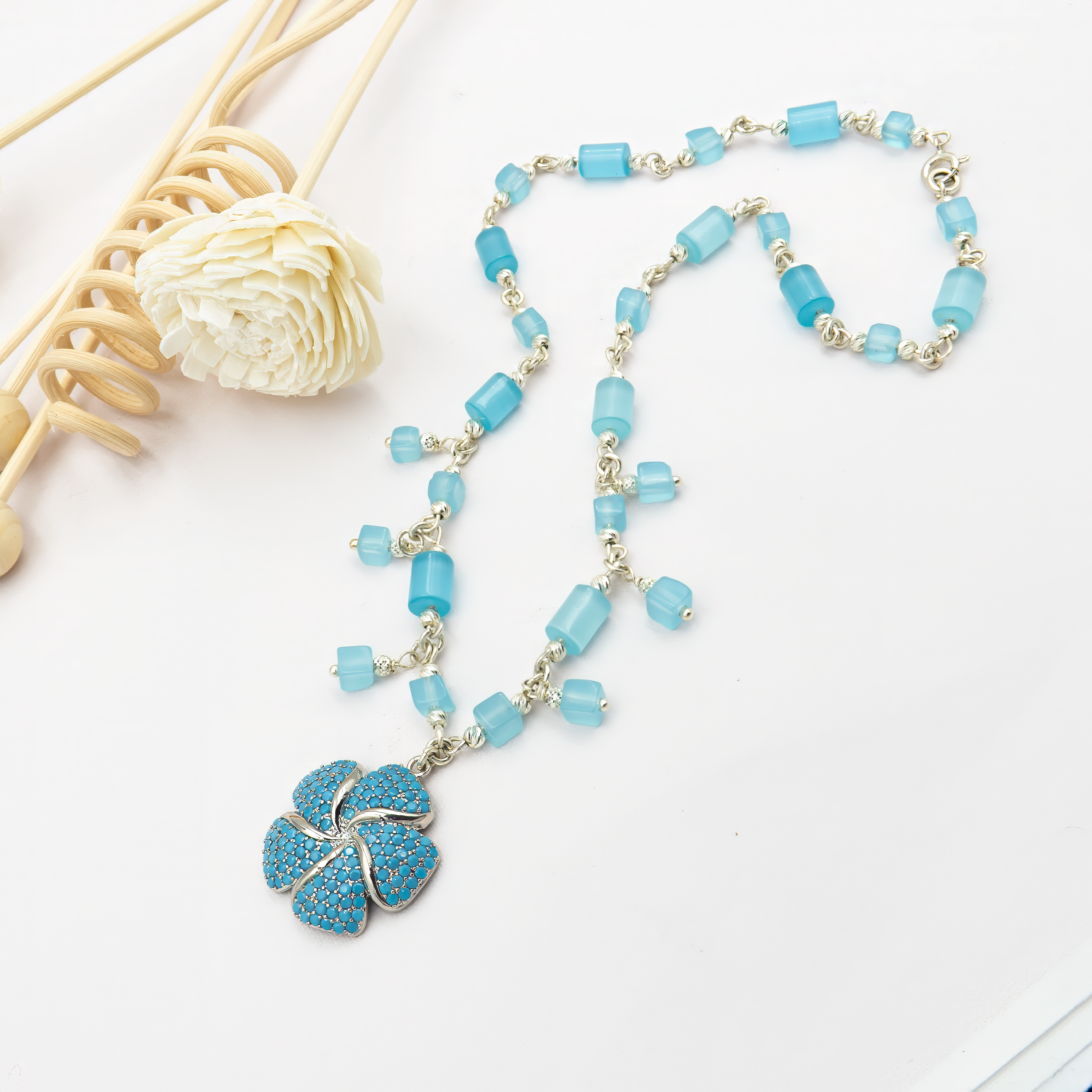 שרשרת תכלת מעודנת עם תליון פרח עדין בעבודת יד – שילוב של צבעי שמיים רכים עם מוטיב טבעי קלאסי ונשי. אידיאלית כמתנה ליום הולדת, תחילת קיץ או כמתנה לעצמך – כי מגיע לך משהו יפה.