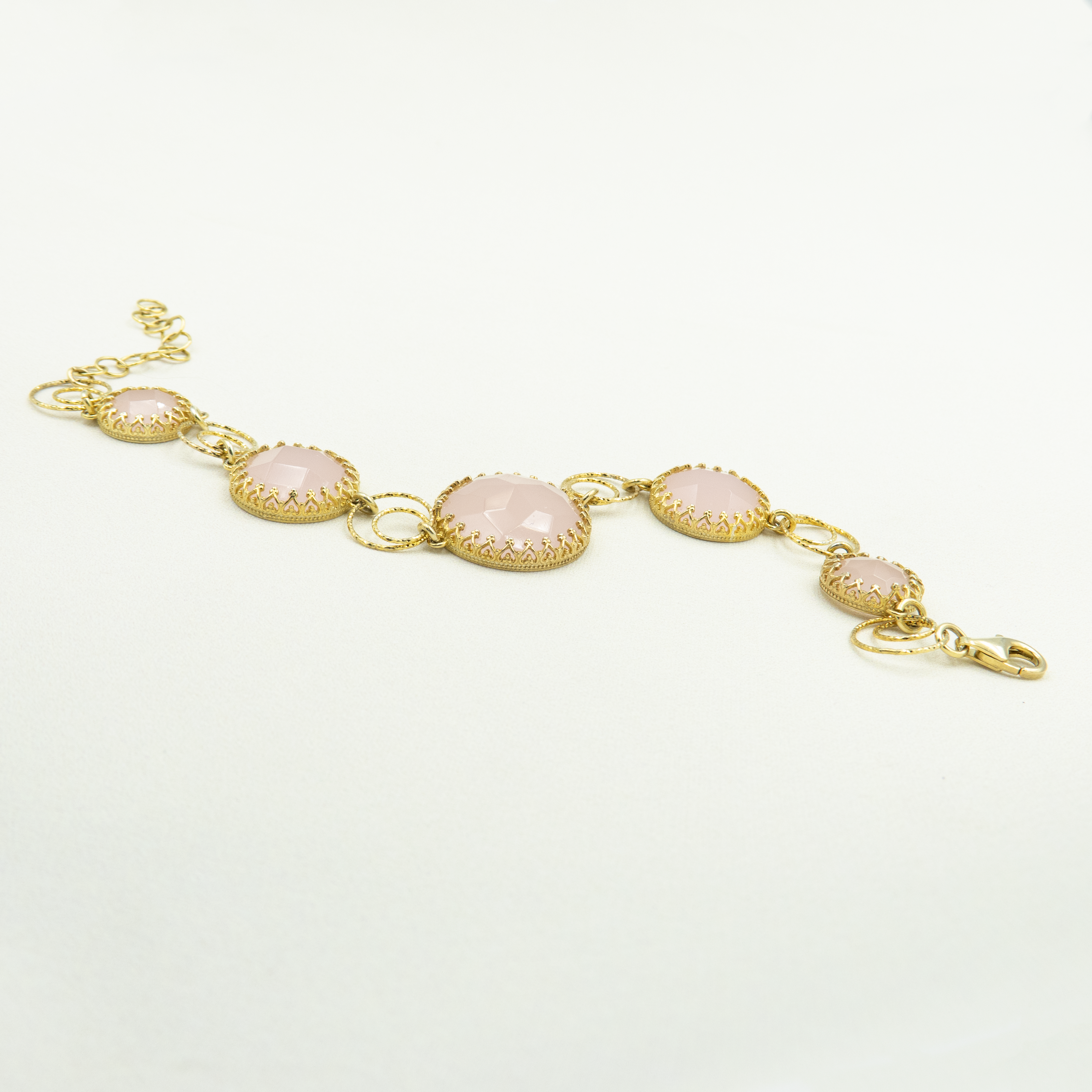 צמיד מעוצב בעבודת יד, עשוי כסף בציפוי זהב ומשובץ באבני אופליט ורוד בגימור מלוטש ופאות נוצצות. כל אבן משובצת במסגרת זהב עם פרטים עדינים, המחברים את האלמנטים בעיצוב סימטרי ואלגנטי. הגוון הוורוד הרך של האופליט מעניק תחושת שלווה ואהבה עצמית. מתאים לנשים שמחפשות תכשיט עם מראה קלאסי ורומנטי, שניתן לענוד לבד או כשילוב מושלם עם שרשרת תואמת.

