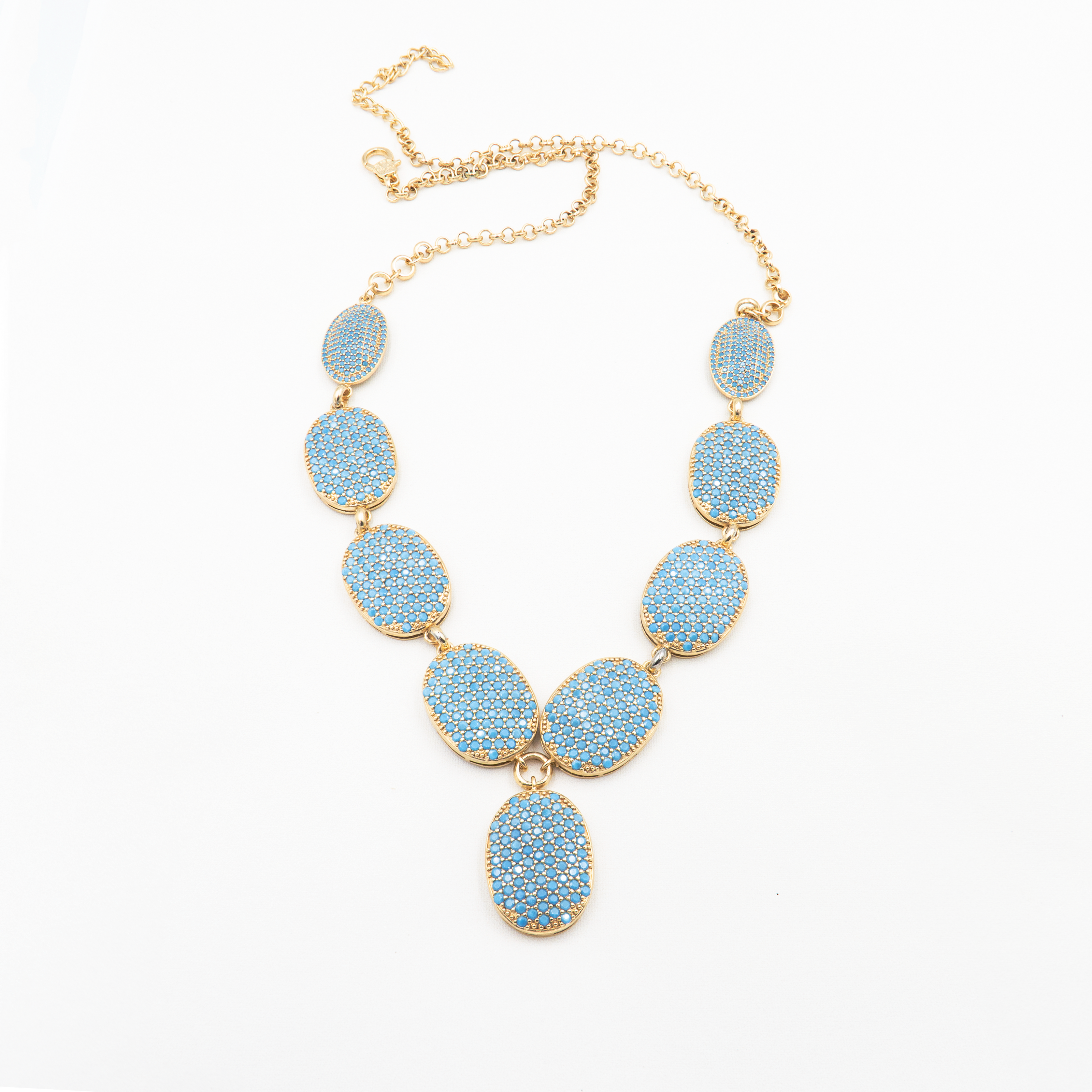 רביד בעבודת יד משולב באבני טורקיז מגוונות בפלטה עשירה של תכלת וטורקיז – כל אבן ייחודית במרקם ובטון. העיצוב מחבר בין אסתטיקה טבעית ואלמנטים שבטיים של תכשיטים אתניים, עם טוויסט מודרני באורך ובמבנה. הרביד עשוי להשתלב היטב עם לבוש קז'ואל או בוהו שיק, ומעניק תחושת מרחב פנימי וטבע גם יחד. אבני הטורקיז מוכרות ככאלה הנושאות איתן אנרגיה מגינה, שקט פנימי והשראה – כך שהתכשיט אינו רק פריט אופנתי, אלא גם תכשיט עם סיפור אישי. מתאים לאוהבות טבע, חופש וסטייל ייחודי, שרוצות להרגיש עוצמה רכה בכל תנועה.