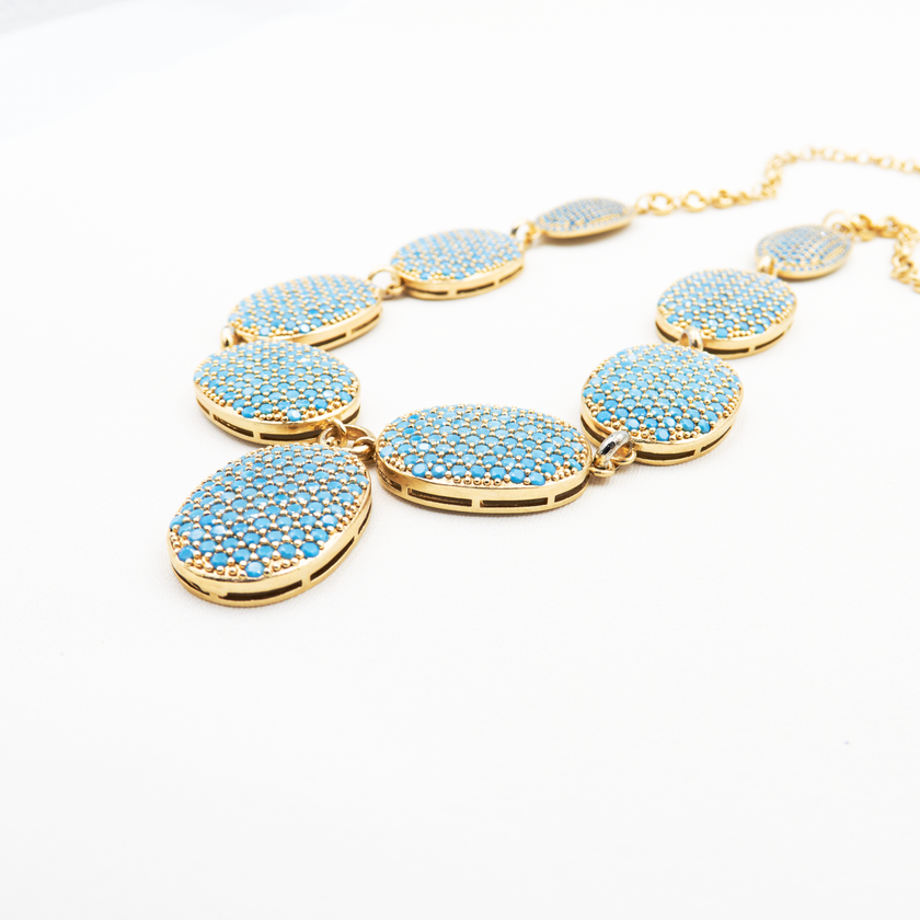 רביד בעבודת יד מעוטר באבני טורקיז גולמיות בשילוב כחול עמוק עם גווני אבן טבעית – כל אבן ייחודית במרקם ובטון. העיצוב מחבר בין אסתטיקה טבעית ואלמנטים שבטיים של תכשיטים אתניים, עם טוויסט מודרני באורך ובמבנה. הרביד עשוי להשתלב היטב עם לבוש קז'ואל או בוהו שיק, ומעניק אנרגיה טבעית עוטפת ומרגיעה גם יחד. אבני הטורקיז מוכרות ככאלה הנושאות איתן אנרגיה מגינה, שקט פנימי והשראה – כך שהתכשיט אינו רק פריט אופנתי, אלא גם קמע מודרני. מתאים לאוהבות טבע, חופש וסטייל ייחודי, שרוצות להרגיש עוצמה רכה בכל תנועה.