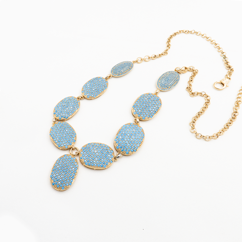 רביד בעבודת יד מורכב מטורקיז טבעי בגימור מלוטש בפלטה עשירה של תכלת וטורקיז – כל אבן ייחודית במרקם ובטון. העיצוב מחבר בין אסתטיקה טבעית ואלמנטים שבטיים של תכשיטים אתניים, עם טוויסט מודרני באורך ובמבנה. הרביד עשוי להשתלב היטב עם לבוש קז'ואל או בוהו שיק, ומעניק הרמוניה בין יסודות גם יחד. אבני הטורקיז מוכרות ככאלה הנושאות איתן אנרגיה מגינה, שקט פנימי והשראה – כך שהתכשיט אינו רק פריט אופנתי, אלא גם קמע מודרני. מתאים לאוהבות טבע, חופש וסטייל ייחודי, שרוצות להרגיש עוצמה רכה בכל תנועה.