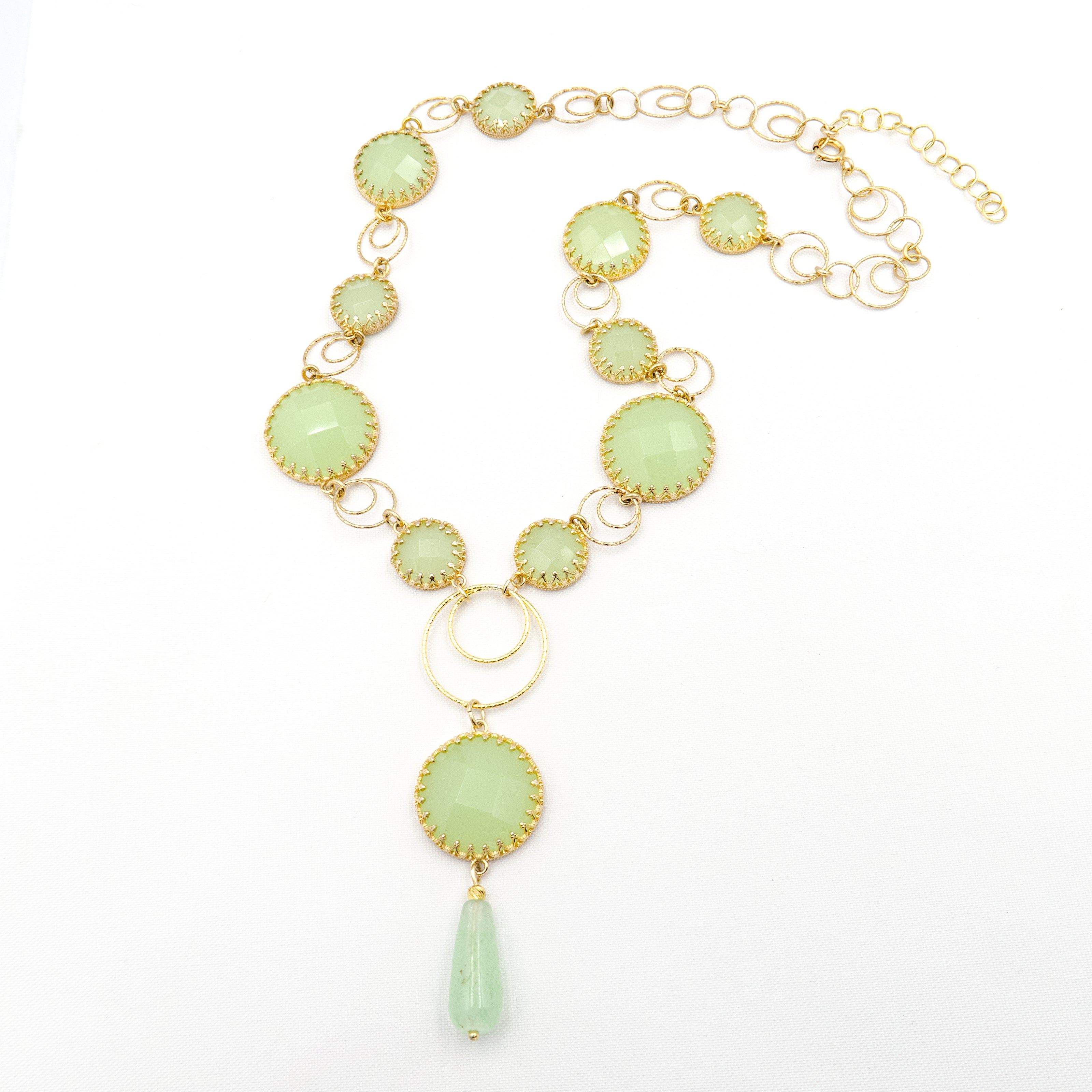 ענק כסף בעבודת יד, עם אבנים טבעיות בגווני ירוק המשתנים בין ירוק בקבוק לירוק זית. התכשיט משדר תחכום ותחושת קרבה לטבע – מושלם למתנה עם משמעות או לפינוק אישי.