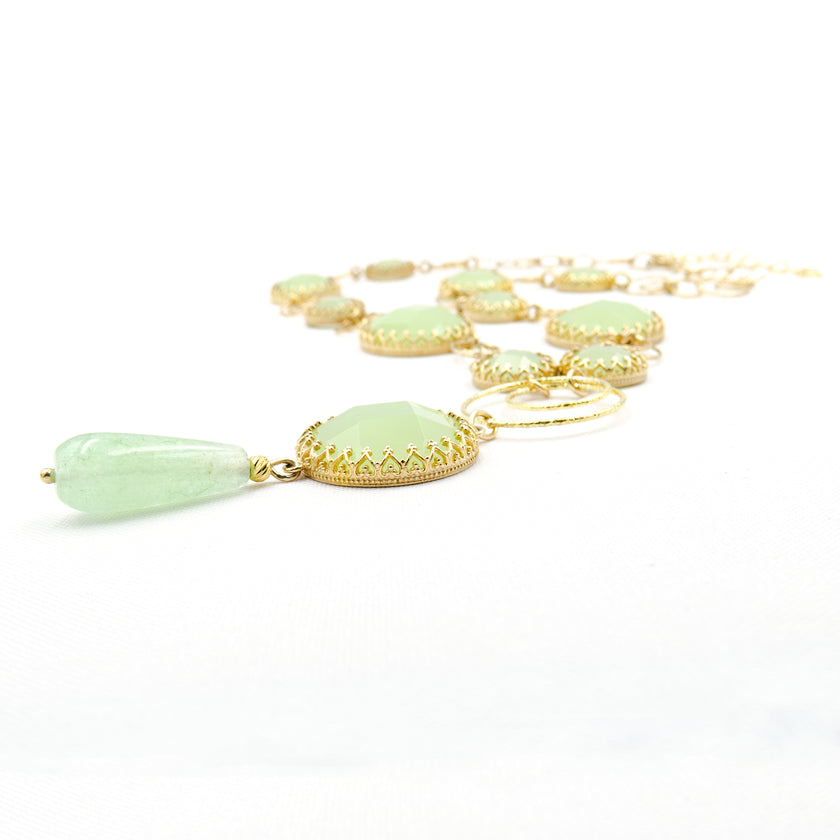 ענק מהפנט שמשלב כסף מבריק עם גווני ירוק עשירים – מראה טבעי אך יוקרתי. מתאים לנשים שאוהבות תכשיטים ייחודיים עם אמירה עדינה אך עוצמתית.