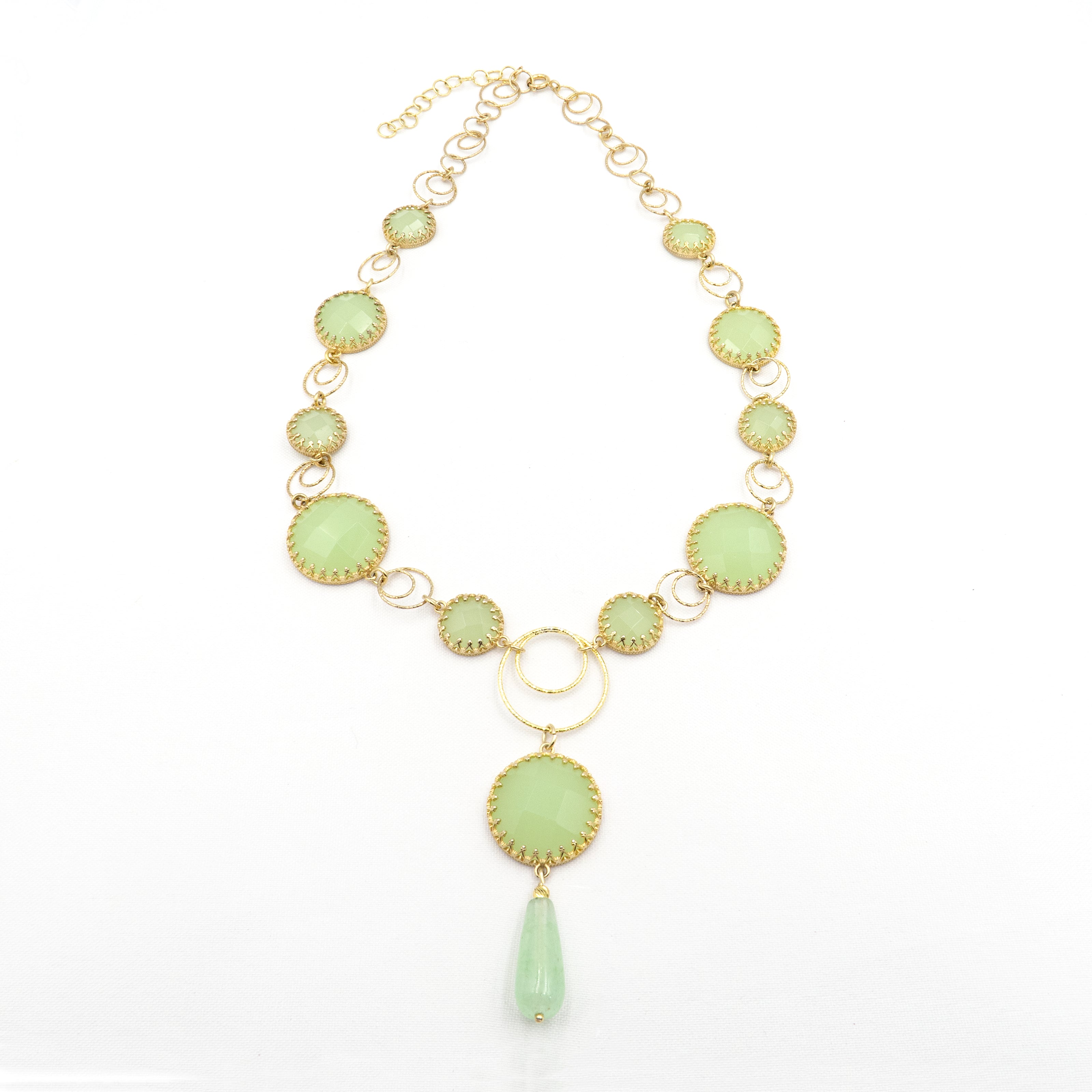 שרשרת כסף מרהיבה בגווני ירוק, שמתאימה גם ליום יום וגם לערב מיוחד. הענק משתלב בצורה נפלאה עם לוקים בוהו שיק, כפריים או קלאסיים.