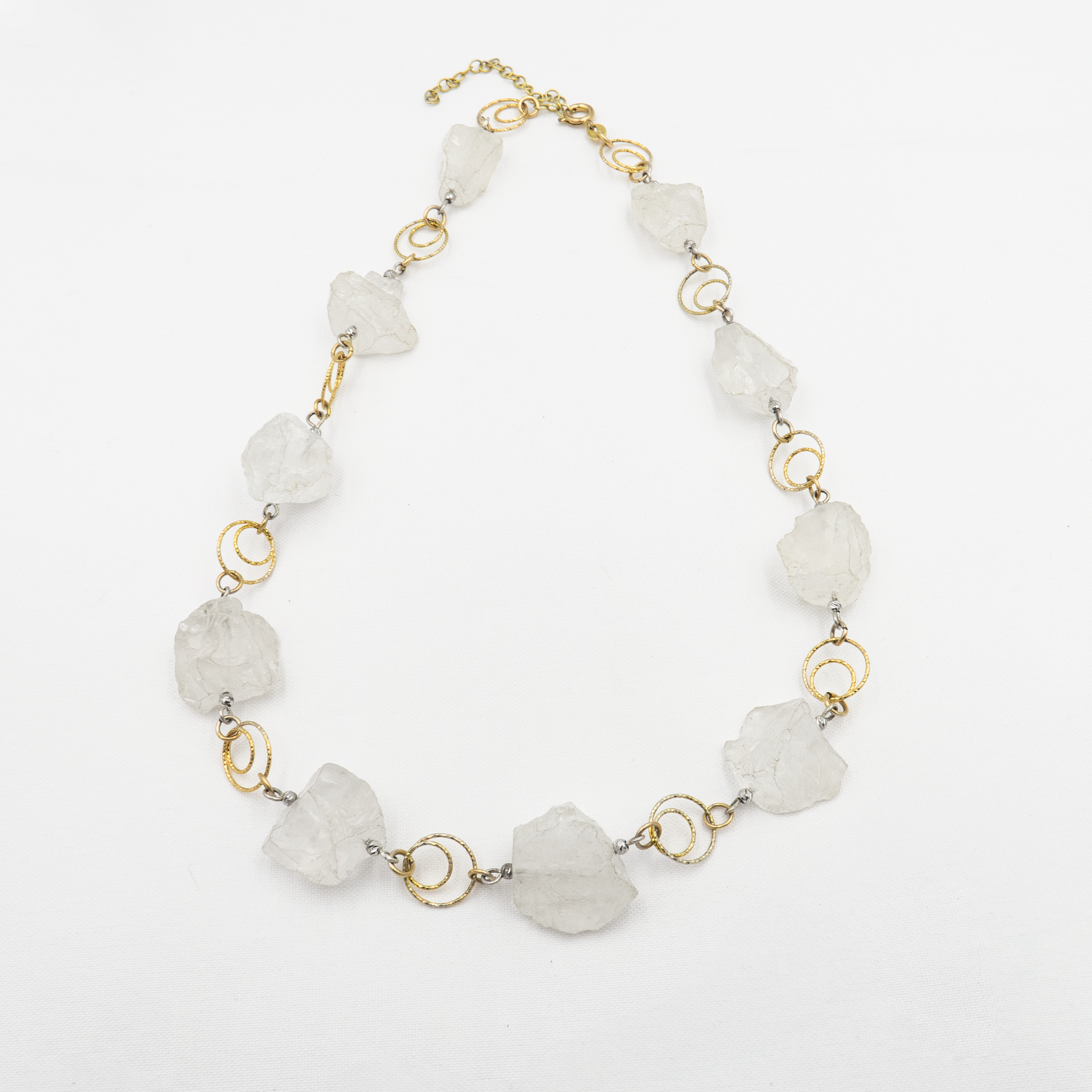 שרשרת כסף בציפוי זהב, בעבודת יד, עם קוורץ חלבי עדין – תכשיט קלאסי עם מראה טהור, עדין ואלגנטי. הקוורץ הלבן מעניק מראה טהור ונקי, ומקרין אור רך שמתאים לכל גוון עור ולכל סגנון לבוש. ההזהב מוסיף טאץ' של אלגנטיות מודרנית, ומשלים את הנוכחות של האבן בגימור מודרני ועדין. תכשיט מושלם למי שאוהבת שילוב של פשטות וסטייל, של ניקיון עיצובי עם נגיעה של זהר. מתאים ליום או ערב, לאירועים או ללבוש יומיומי – מעודן, קלאסי ונשאר תמיד באופנה.