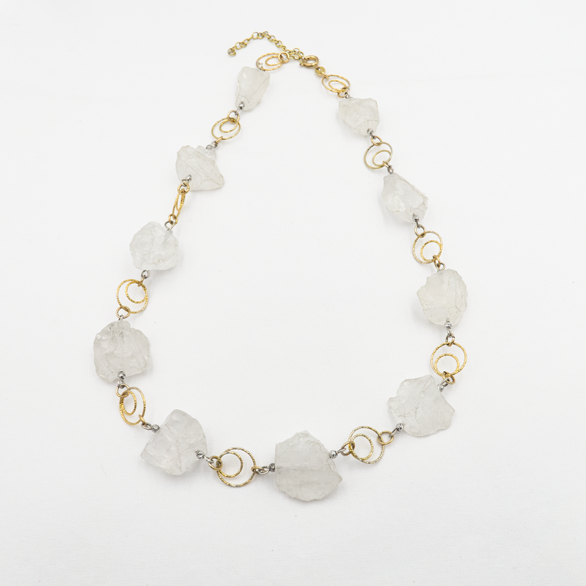 שרשרת כסף בציפוי זהב, בעבודת יד, עם קוורץ חלבי עדין – תכשיט קלאסי עם מראה טהור, עדין ואלגנטי. הקוורץ הלבן מעניק מראה טהור ונקי, ומקרין אור רך שמתאים לכל גוון עור ולכל סגנון לבוש. ההזהב מוסיף טאץ' של אלגנטיות מודרנית, ומשלים את הנוכחות של האבן בגימור מודרני ועדין. תכשיט מושלם למי שאוהבת שילוב של פשטות וסטייל, של ניקיון עיצובי עם נגיעה של זהר. מתאים ליום או ערב, לאירועים או ללבוש יומיומי – מעודן, קלאסי ונשאר תמיד באופנה.