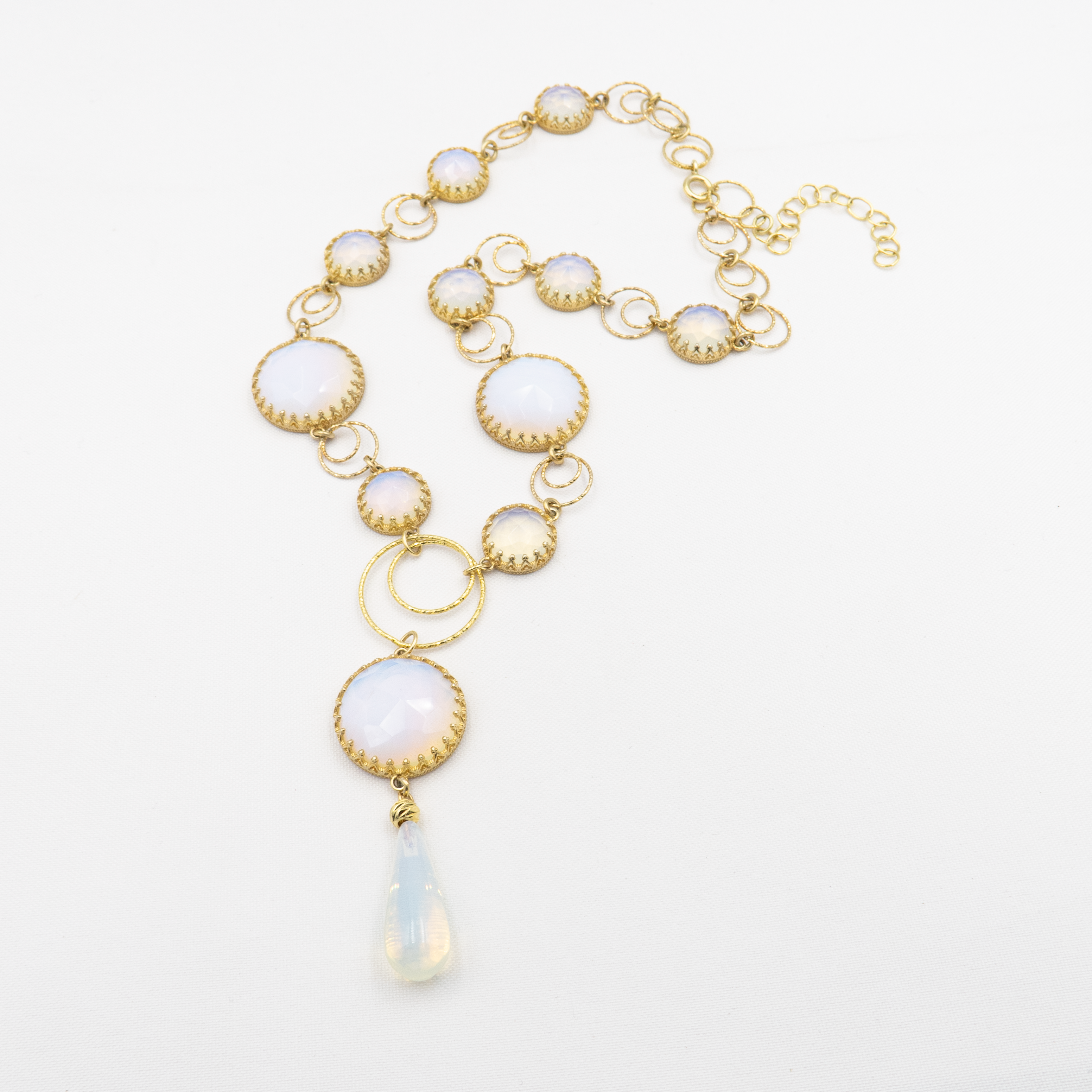 ענק כסף מרהיב בעבודת יד, בשילוב אבנים בגווני הים התיכון – תכלת, ירוק-ים ואבן לבנה זוהרת. האבן הלבנה מוסיפה נקודת אור חלומית, ומאזנת את הצבעים הקרירים בתחושת רכות וניקיון. הענק נוח ללבישה, קל משקל ובעל סגירה איכותית. עיצוב שמאפשר לו לבלוט אך לא להשתלט על הלוק.