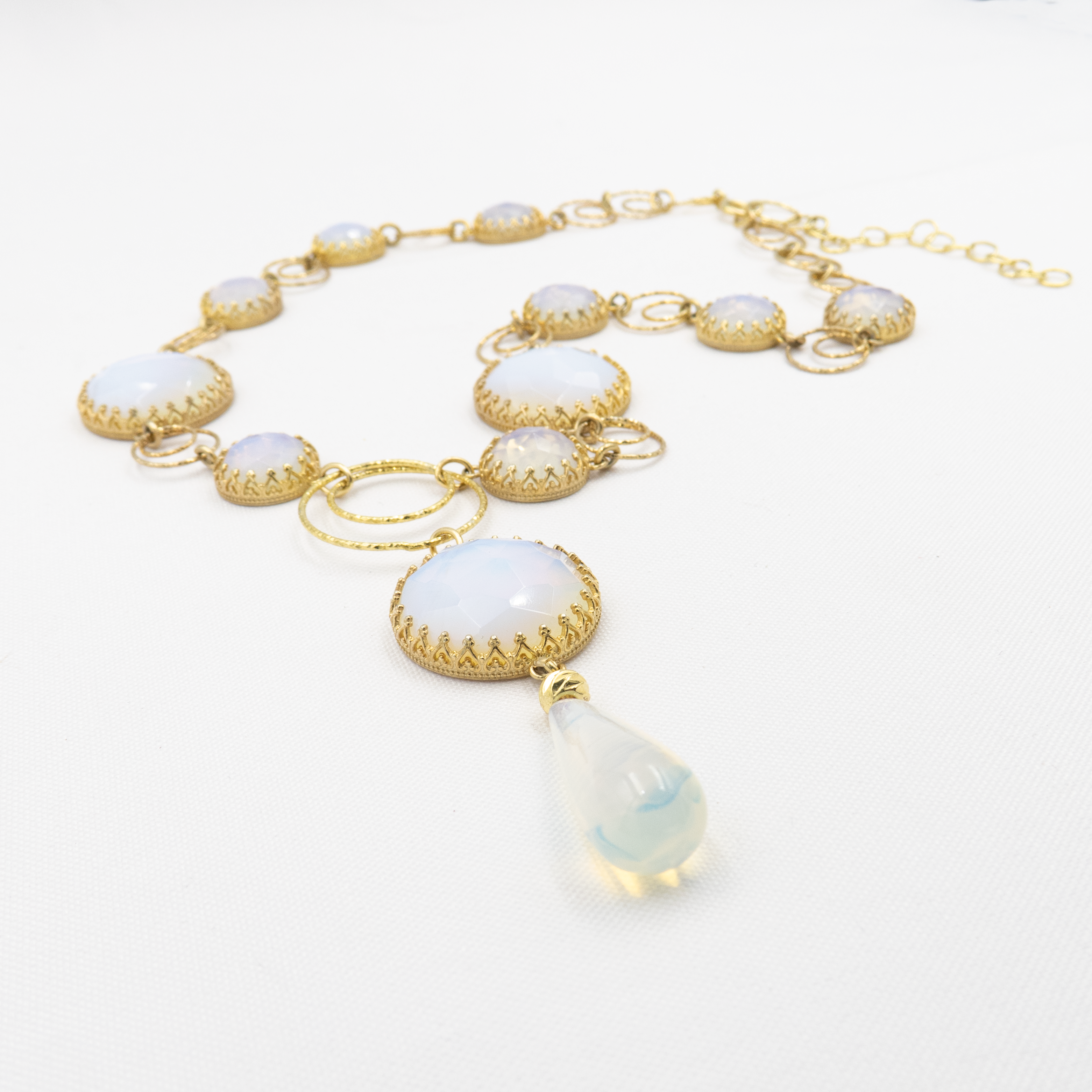 תכשיט בהשראת נופי הים: צבעי תכלת, ירקרק טבעי ואבן לבנה מבריקה שמוסיפה זוהר. עבודה מדויקת בעיצוב הרמוני – תכשיט שמספר סיפור של טבע, שלווה ונשיות. מומלץ לשלב עם בגדי קיץ, בדי פשתן, ג'ינס או שמלות בגוונים ניטרליים. תכשיט שמחמיא לצבע העור ומאיר את הפנים.