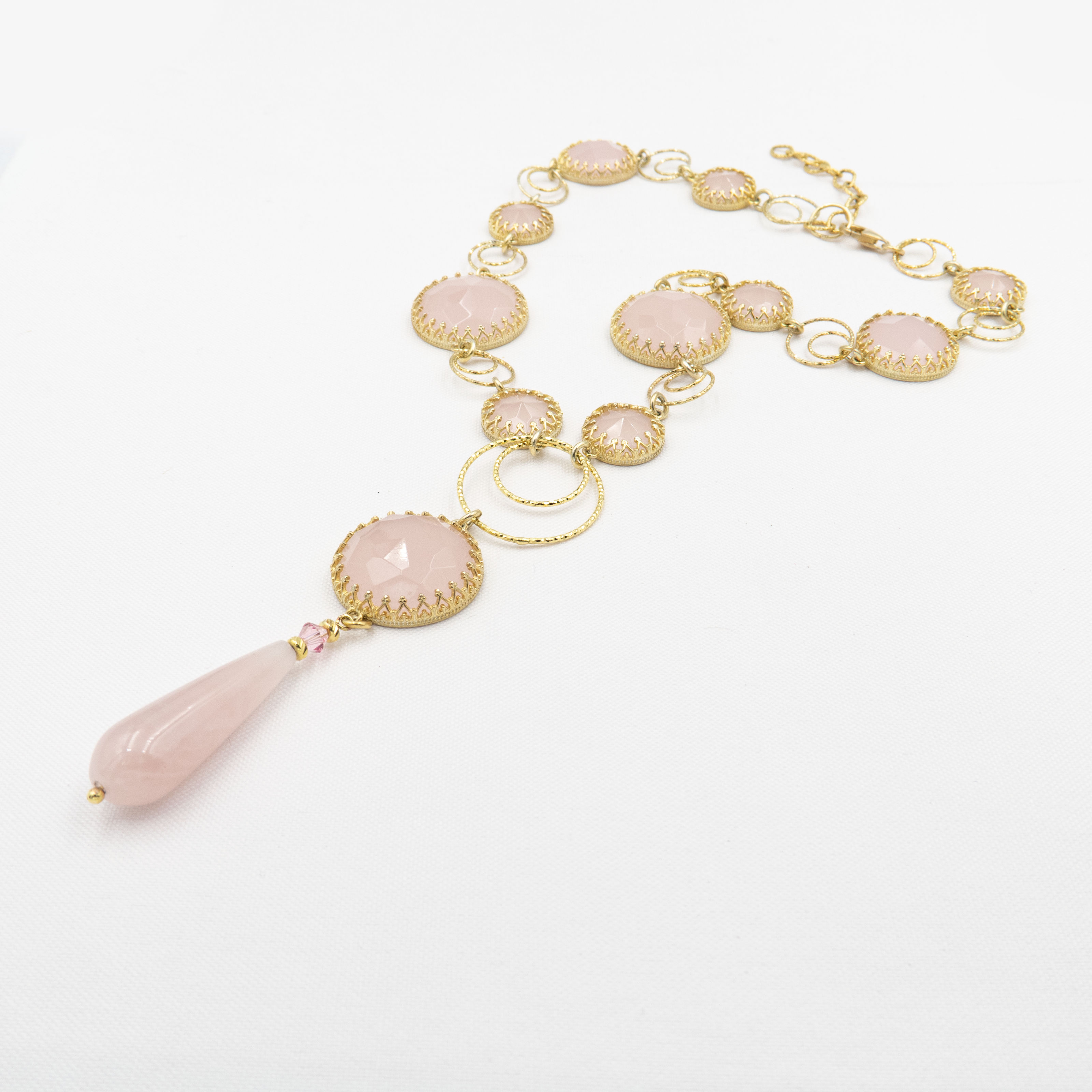 שרשרת כסף אלגנטית בעבודת יד, עם אבן מרכזית בגוון ורוד עדין המזכיר עלי כותרת רכים באביב. צבע הרוז קוורץ מרגיע, רומנטי ומשדר תחושת חמלה ונשיות. מתאים לכל גיל – מנערות צעירות ועד נשים בוגרות שמבקשות יופי אלגנטי ועדין. עיצוב על-זמני שמלווה לאורך זמן.