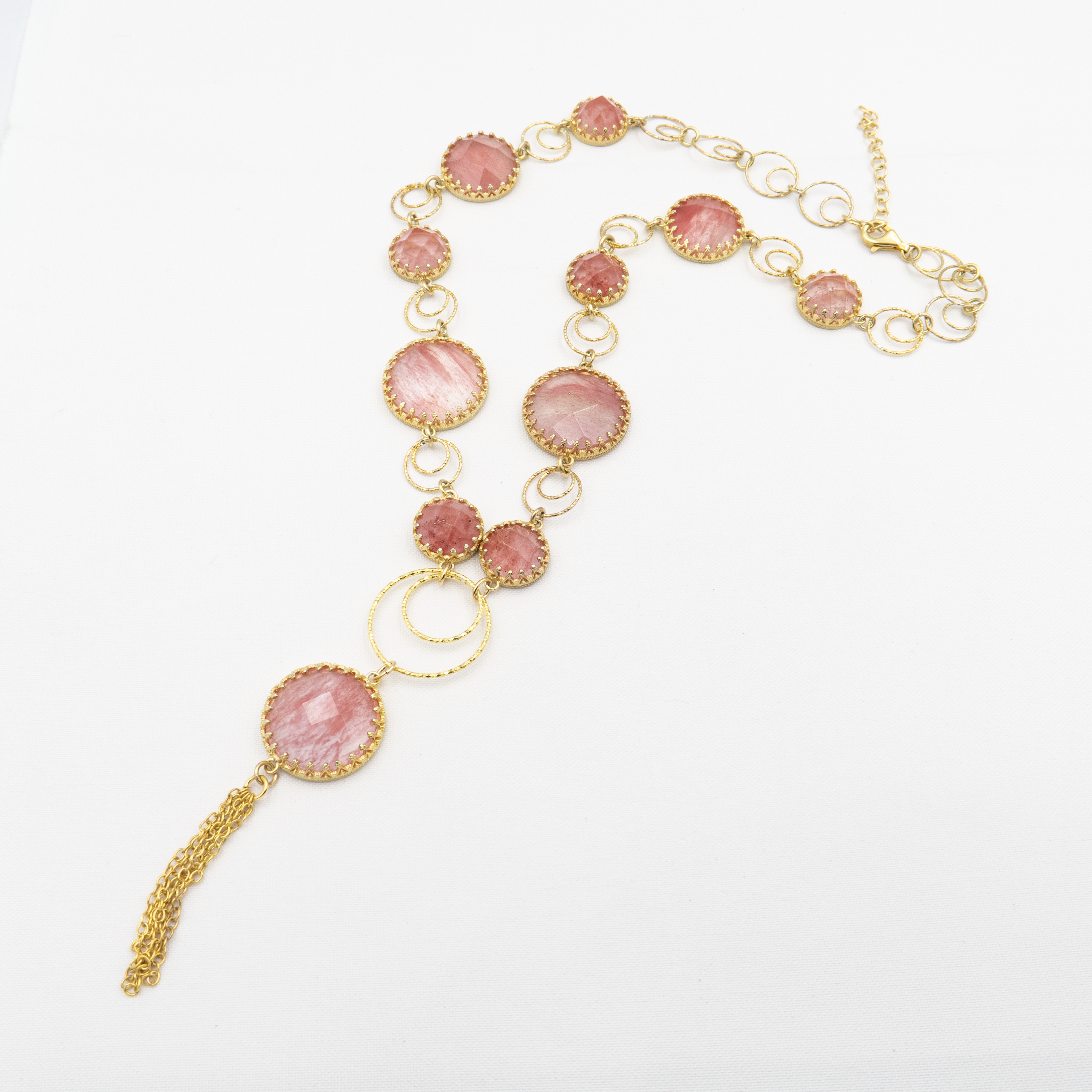 ענק כסף מעוצב בקווים רכים, עם אבן רוז קוורץ בגוון אביבי ורומנטי. שילוב בין חומר טבעי לבין עיצוב אלגנטי שמתאים לכל עונה ולכל סגנון לבוש. הרוז קוורץ ידוע כאבן של רוגע, איזון ואהבה עצמית – תכשיט שגם נראה טוב וגם נוגע בלב.