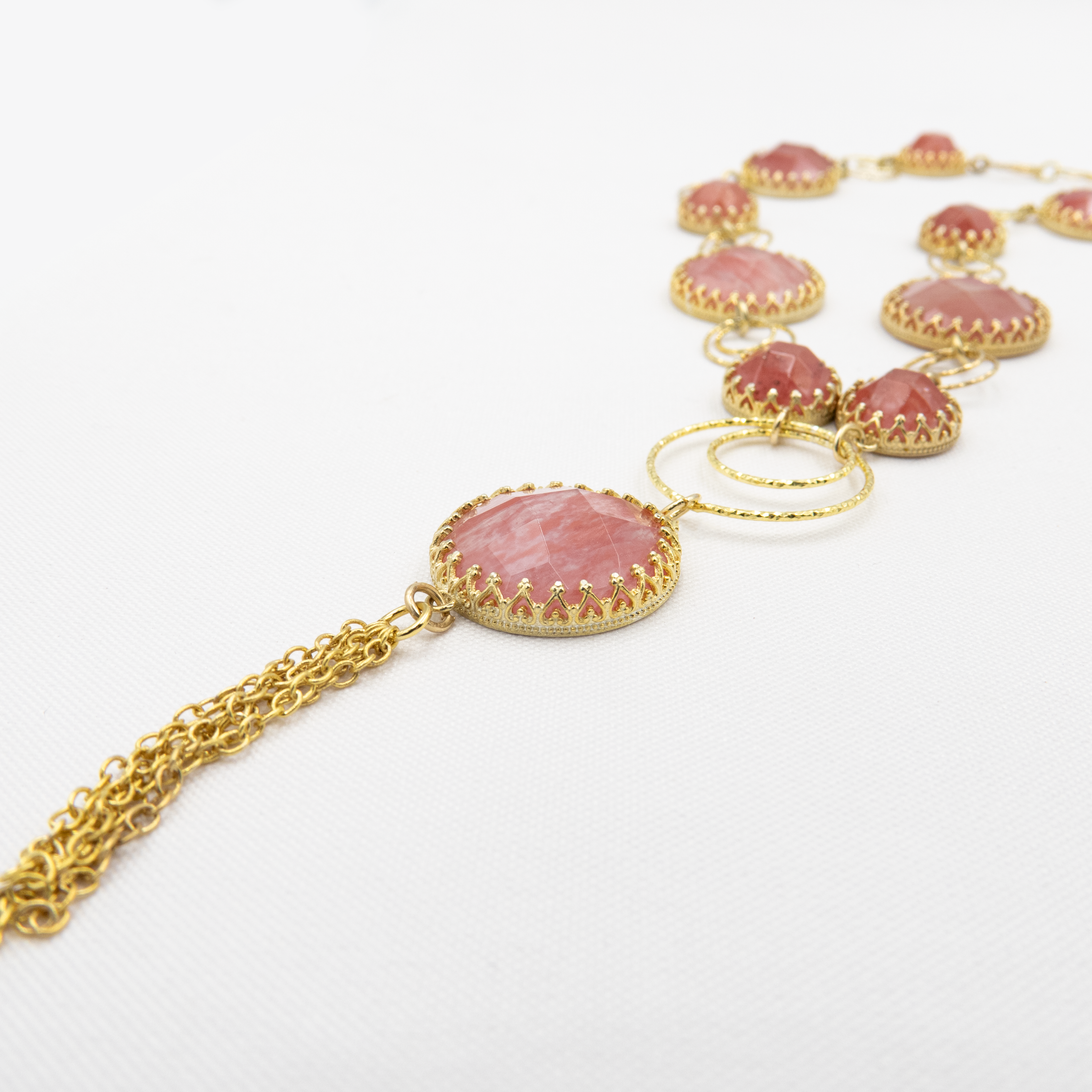 שרשרת כסף אלגנטית עם אבן רוז קוורץ בגוון ורוד רך ומרגיע. התכשיט משדר עדינות, רוך ואהבה עצמית – מושלם ללבישה יומיומית וגם לאירועים מיוחדים. הרוז קוורץ ידוע כאבן של רוגע, איזון ואהבה עצמית – תכשיט שגם נראה טוב וגם נוגע בלב.