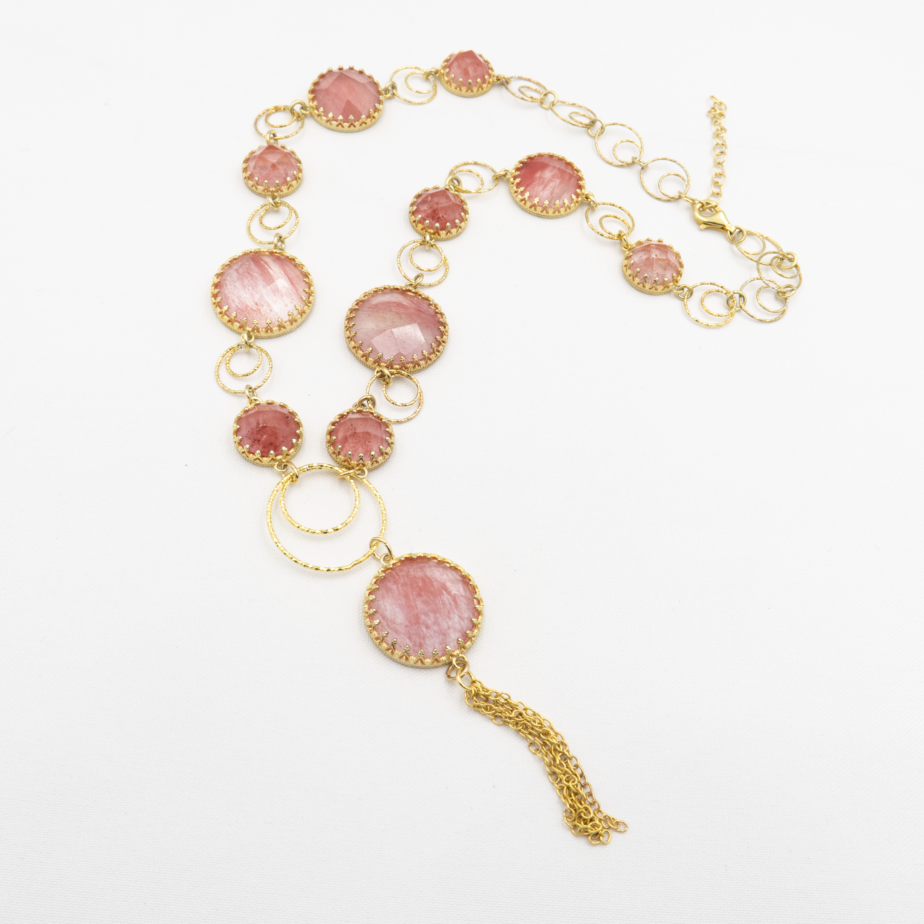 שרשרת בגוונים ורדרדים טבעיים, עם נגיעות אור רכות מהאבן ומראה קליל ונשי. תכשיט שמאיר את אזור הפנים ומוסיף רוך ועדינות למראה הכללי. הרוז קוורץ ידוע כאבן של רוגע, איזון ואהבה עצמית – תכשיט שגם נראה טוב וגם נוגע בלב.