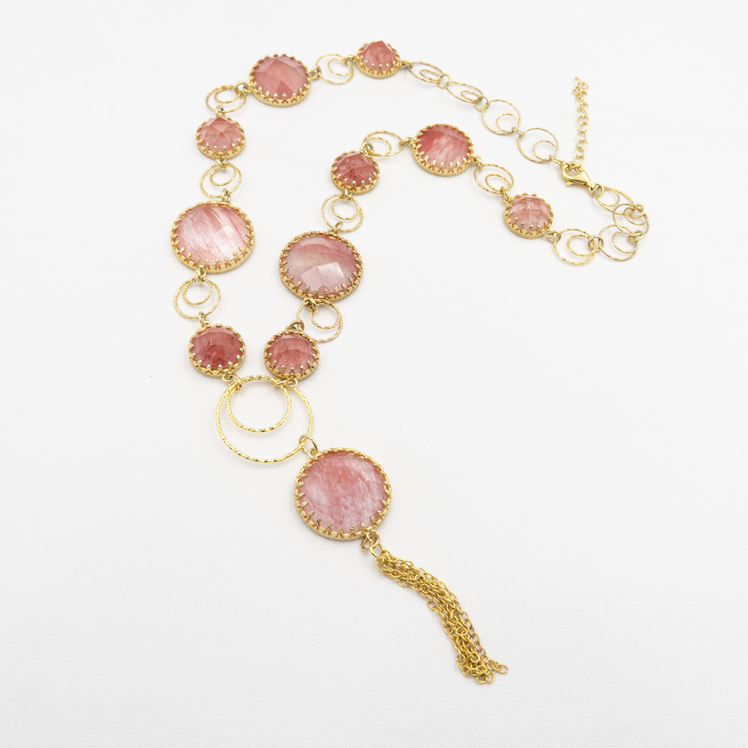 שרשרת בגוונים ורדרדים טבעיים, עם נגיעות אור רכות מהאבן ומראה קליל ונשי. תכשיט שמאיר את אזור הפנים ומוסיף רוך ועדינות למראה הכללי. הרוז קוורץ ידוע כאבן של רוגע, איזון ואהבה עצמית – תכשיט שגם נראה טוב וגם נוגע בלב.