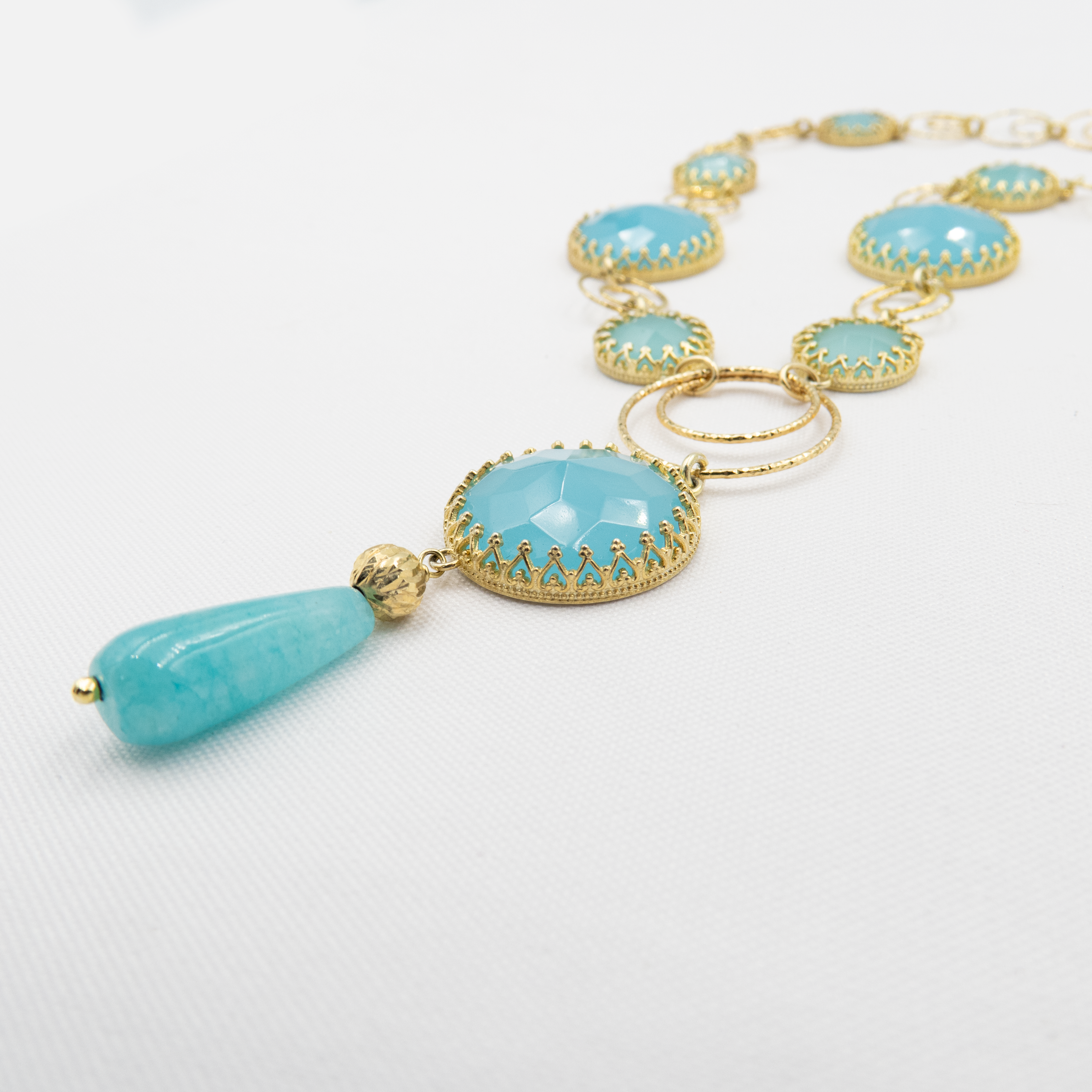 ענק כסף קליל ומעודן, בעבודת יד, בגווני מים רכים שמשדרים תחושת שלווה ורוגע. כמו גלים שנשברים באור השמש. מתנה נהדרת לחובבות ים, או כתכשיט אישי שיזכיר חוויות של רוגע וטבע.