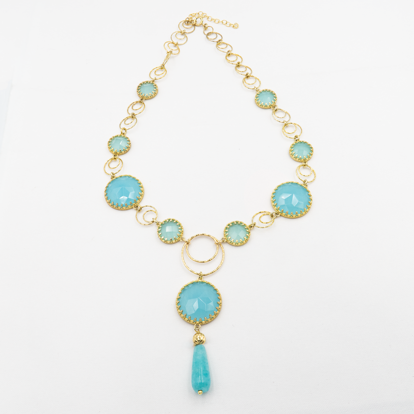 ענק שמשלב כסף מבריק עם צבעי ים קלאסיים – התכשיט הזה לוכד את התחושה של חופש קיץ נצחי. פונה לנשים שמחפשות תכשיט עם אופי ונשמה – משהו שהוא הרבה מעבר לאקססורי.