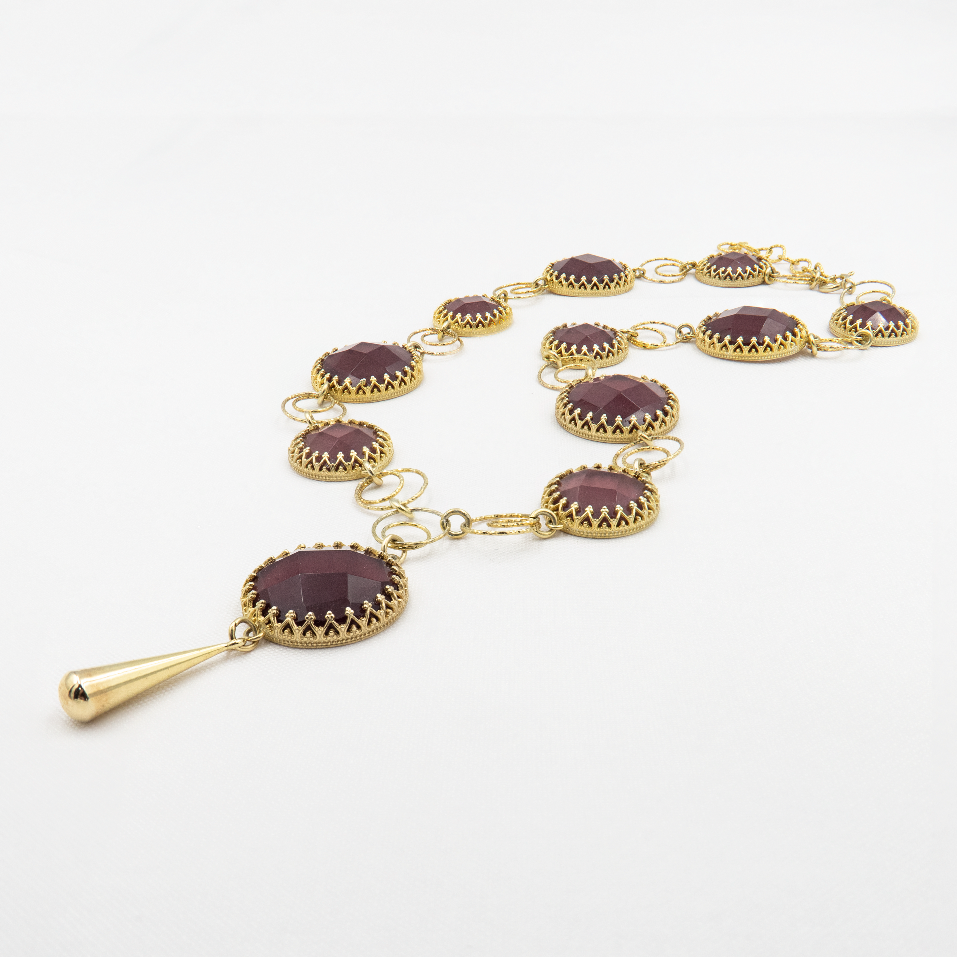 שרשרת כסף מעוצבת עם אבן בגוון מרון עמוק שמשדרת חום רגשי, עוצמה פנימית ואלגנטיות בוגרת. צבע בורדו עשיר עם עומק, מוסיף תחושת דרמה מעודנת ומגע טבעי שמושך את העין. מתאים במיוחד לערבים, חורף, או ללבוש אלגנטי שמבקש נגיעה של צבע ואופי. משדר תחושת עוצמה שקטה ונשיות חזקה. תכשיט שהוא גם קישוט וגם חוויה רגשית קטנה.


