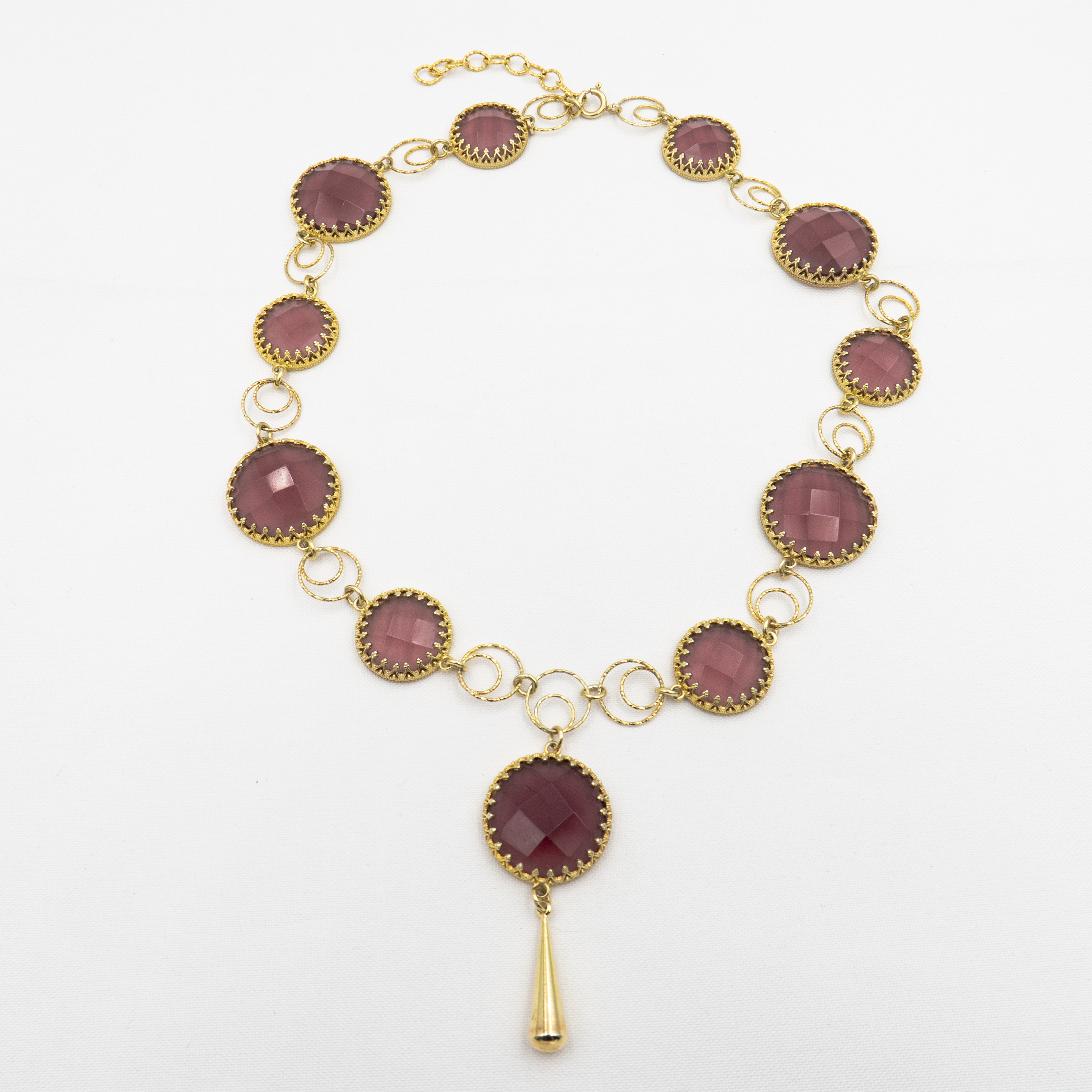 תכשיט עכשווי עם נגיעה קלאסית – בורדו עשיר שמאיר את הפנים ומעניק תחושת חמימות פנימית, מלווה בעבודת יד מוקפדת. עיצוב שמחמיא לעור הבהיר והכהה כאחד, ומשתלב נהדר עם שמלות בגווני שחור, זהב או שמנת.