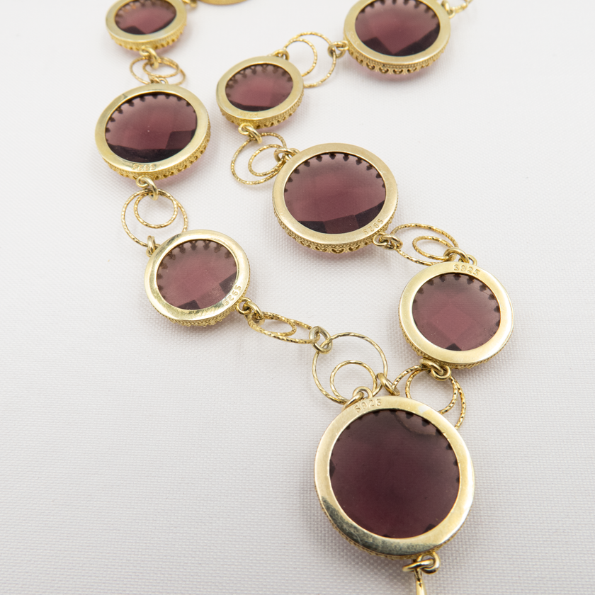 שרשרת כסף מעודנת אך נוכחת, עם אבן בגוון בורדו חם שמוסיפה ניגוד מעניין למתכת הבהירה. שילוב שמשדר תחכום וסטייל אישי. עיצוב שמחמיא לעור הבהיר והכהה כאחד, ומשתלב נהדר עם שמלות בגווני שחור, זהב או שמנת.