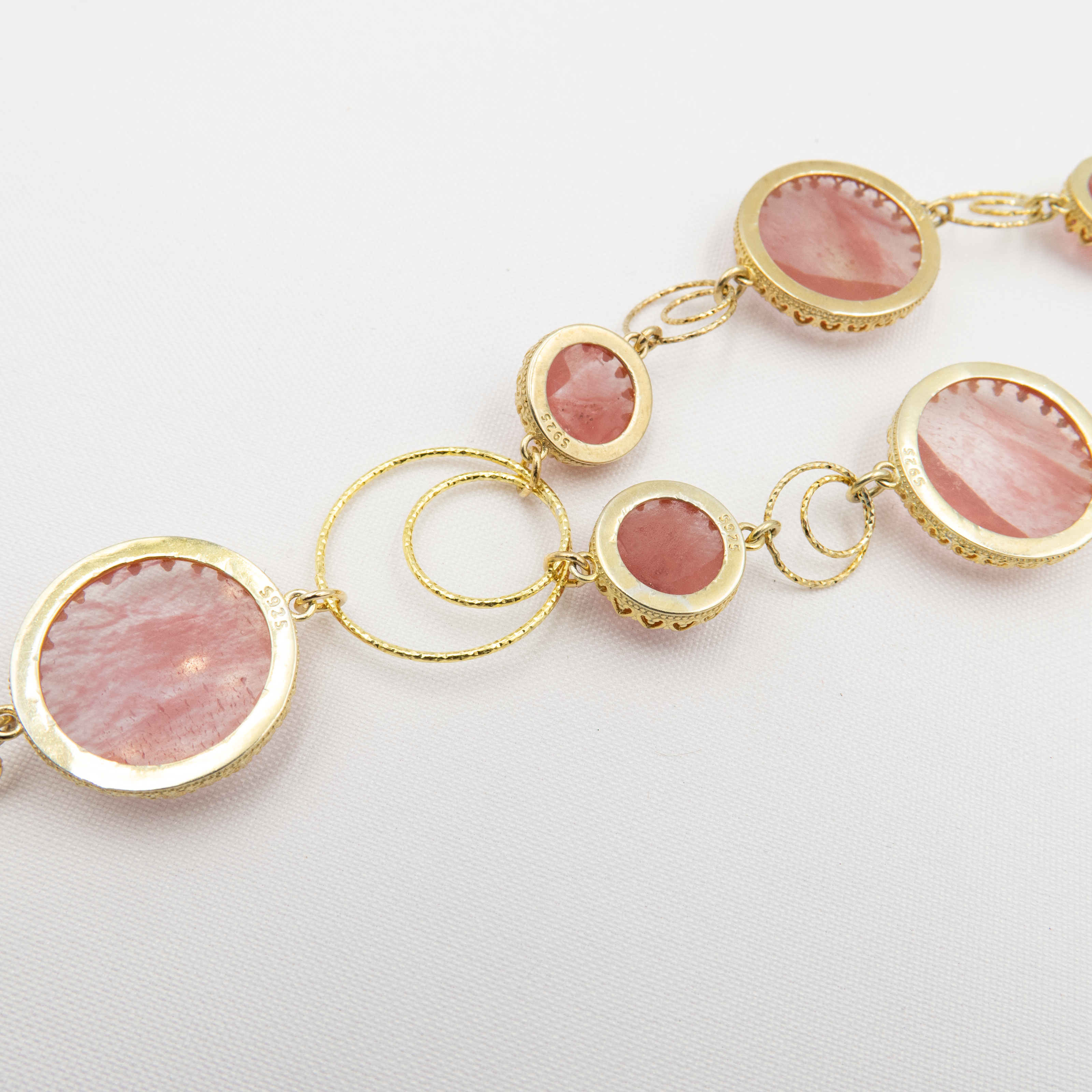 שרשרת מיוחדת בגוון ורדרד חלבי עם טקסטורה טבעית ואבן רוז קוורץ בעלת ברק פנימי. מושלמת למי שמחפשת תכשיט עם אנרגיה מרגיעה ונוכחות עדינה. מתאים במיוחד לנשים שמחפשות תכשיט עדין עם עומק רגשי וסמליות חיובית.