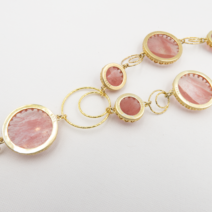שרשרת מיוחדת בגוון ורדרד חלבי עם טקסטורה טבעית ואבן רוז קוורץ בעלת ברק פנימי. מושלמת למי שמחפשת תכשיט עם אנרגיה מרגיעה ונוכחות עדינה. מתאים במיוחד לנשים שמחפשות תכשיט עדין עם עומק רגשי וסמליות חיובית.