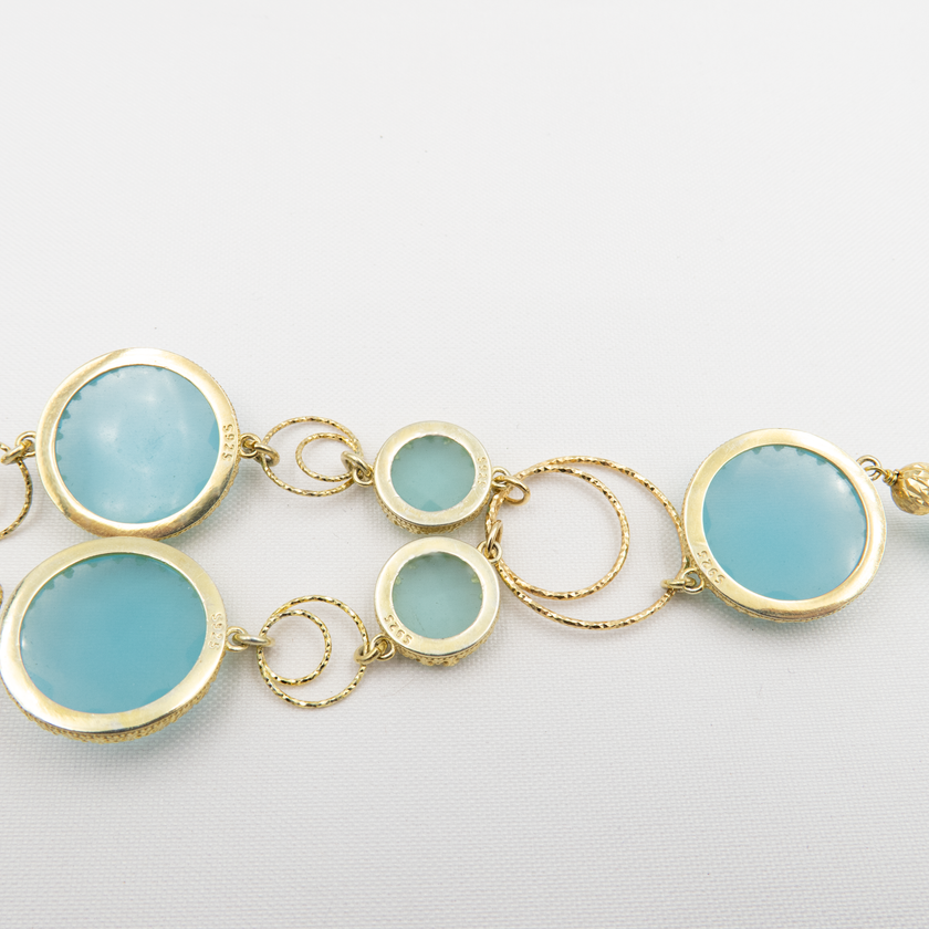 שרשרת נוכחת אך רגועה, עם אבני חן בגוני תכלת וירוק ימי שמתחלפים בהתאם לאור. מושלמת לאוהבות הים, החופש והטבע. מתנה נהדרת לחובבות ים, או כתכשיט אישי שיזכיר חוויות של רוגע וטבע.