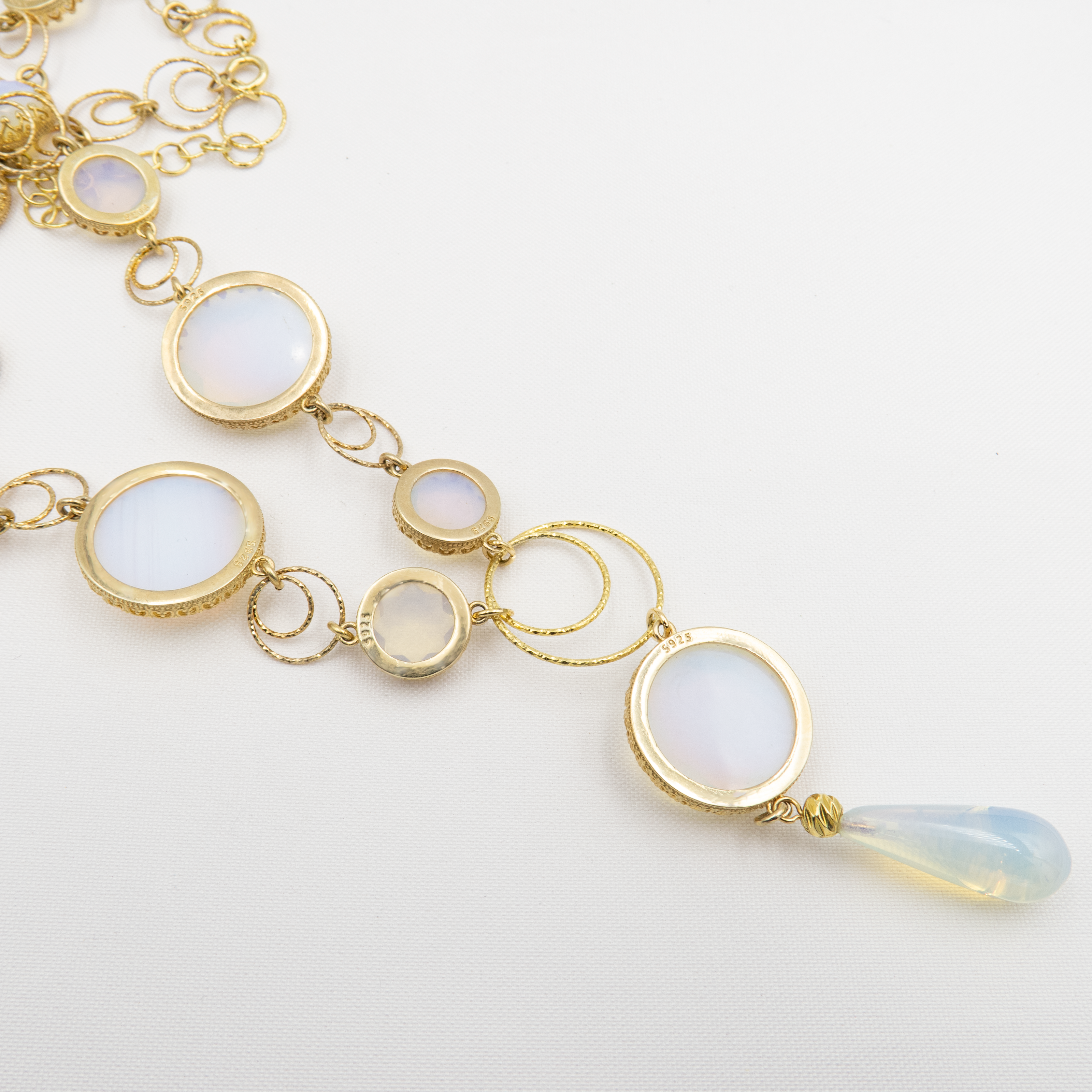 תכשיט בעיצוב אלגנטי עם נגיעות של טבע: טורקיז רך, ירוק יבשתי ואבן לבנה חלבית המזכירה קצף גלים. נוכחות עדינה ואלגנטית, שמתאימה ליום ולערב. מושלם לנשים שאוהבות תכשיטים עם משמעות – גוונים שמרגיעים את הנפש ומשדרים חיבור לטבע.