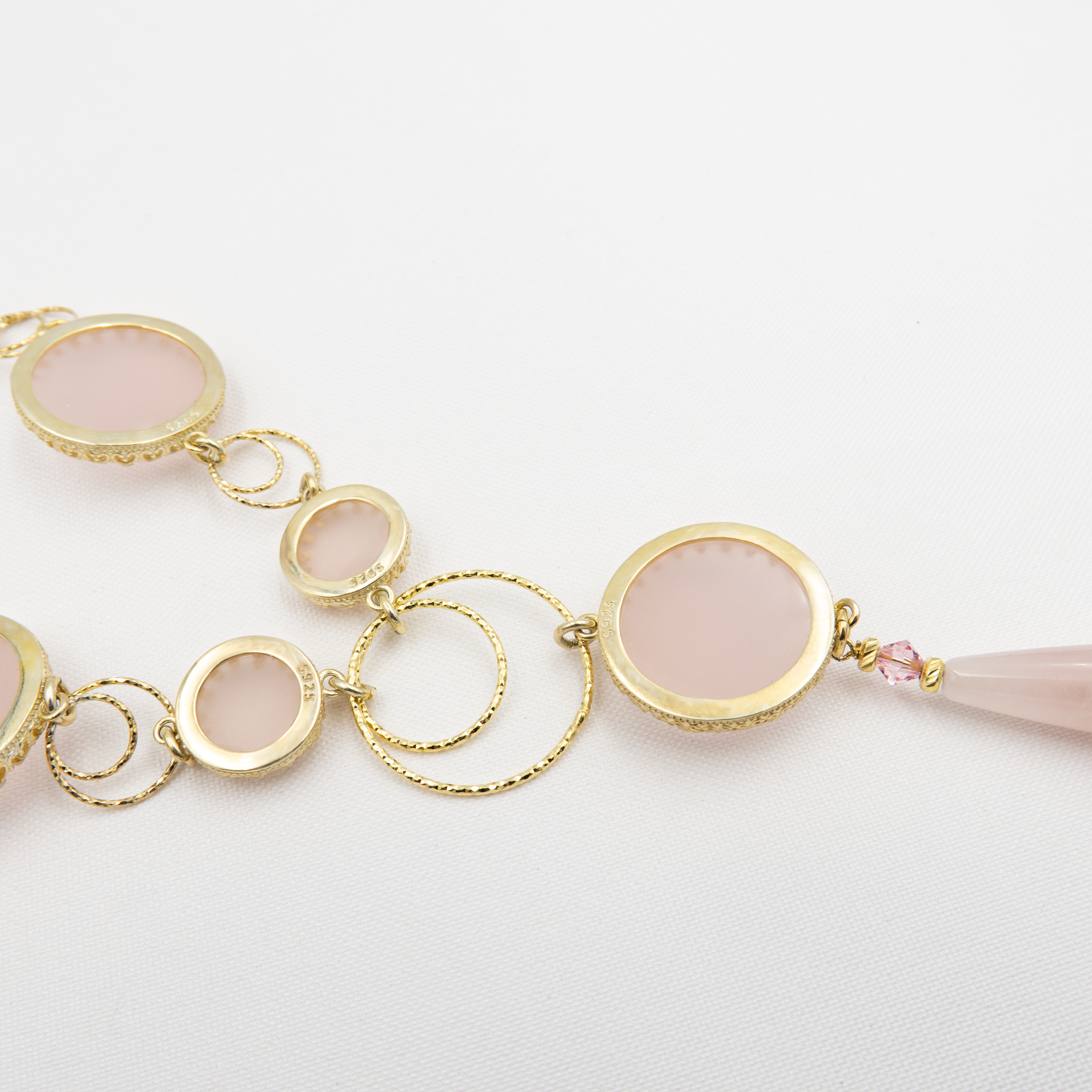 תכשיט עדין אך נוכח, עם אבן בגווני ורוד חלבי בהיר שמשתלב נהדר עם כסף מבריק. מראה הרמוני שמתאים לכל עונה ולכל לבוש – יומיומי או חגיגי. מתאים לכל גיל – מנערות צעירות ועד נשים בוגרות שמבקשות יופי אלגנטי ועדין. עיצוב על-זמני שמלווה לאורך זמן.