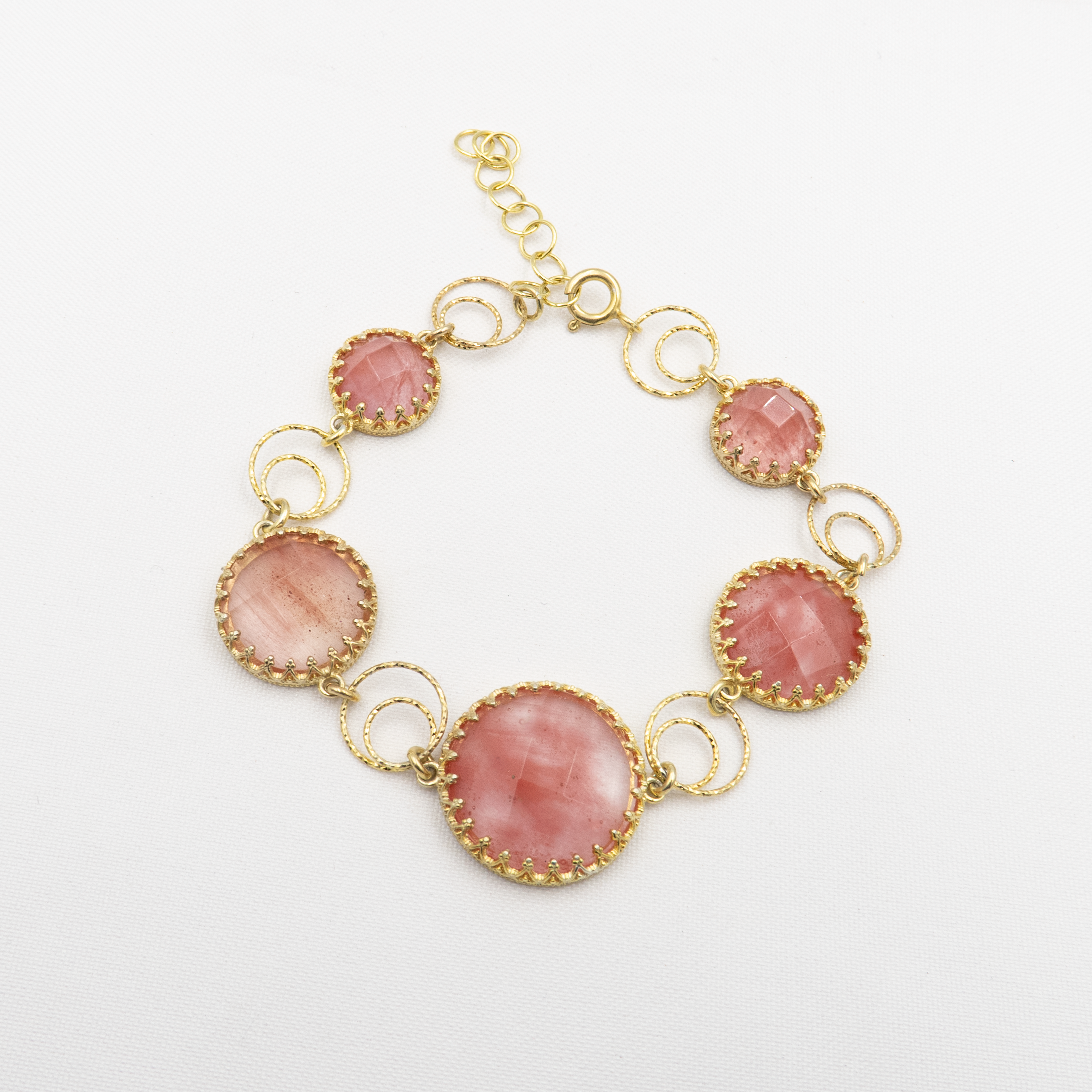 צמיד כסף עדין בעיצוב מינימליסטי, משובץ באבן אופליט ורודה בגוון רוז קוורץ רך ומבריק. האבן בעלת מראה חלבי-פניני עדין, המשדר רוך, אהבה ונשיות. הצמיד מתאים לענידה יומיומית או כתוספת אלגנטית לערב, קל ונוח על פרק כף היד, ומשתלב עם כל לוק – מקז’ואל ועד אלגנטי. מושלם כמתנה עם נגיעה רומנטית לאישה רגישה, רגועה ומלאת חמלה.

